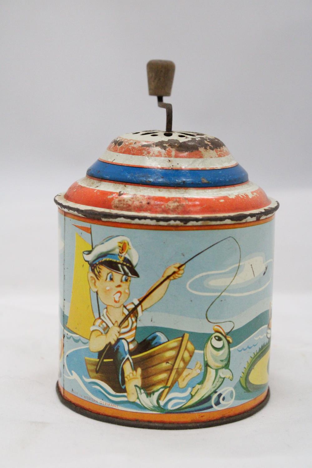 A 1950'S GERMAN TIN PLATE MUSIC BOX IN WORKING ORDER AT TIME OF CATALOGUING - Bild 4 aus 5