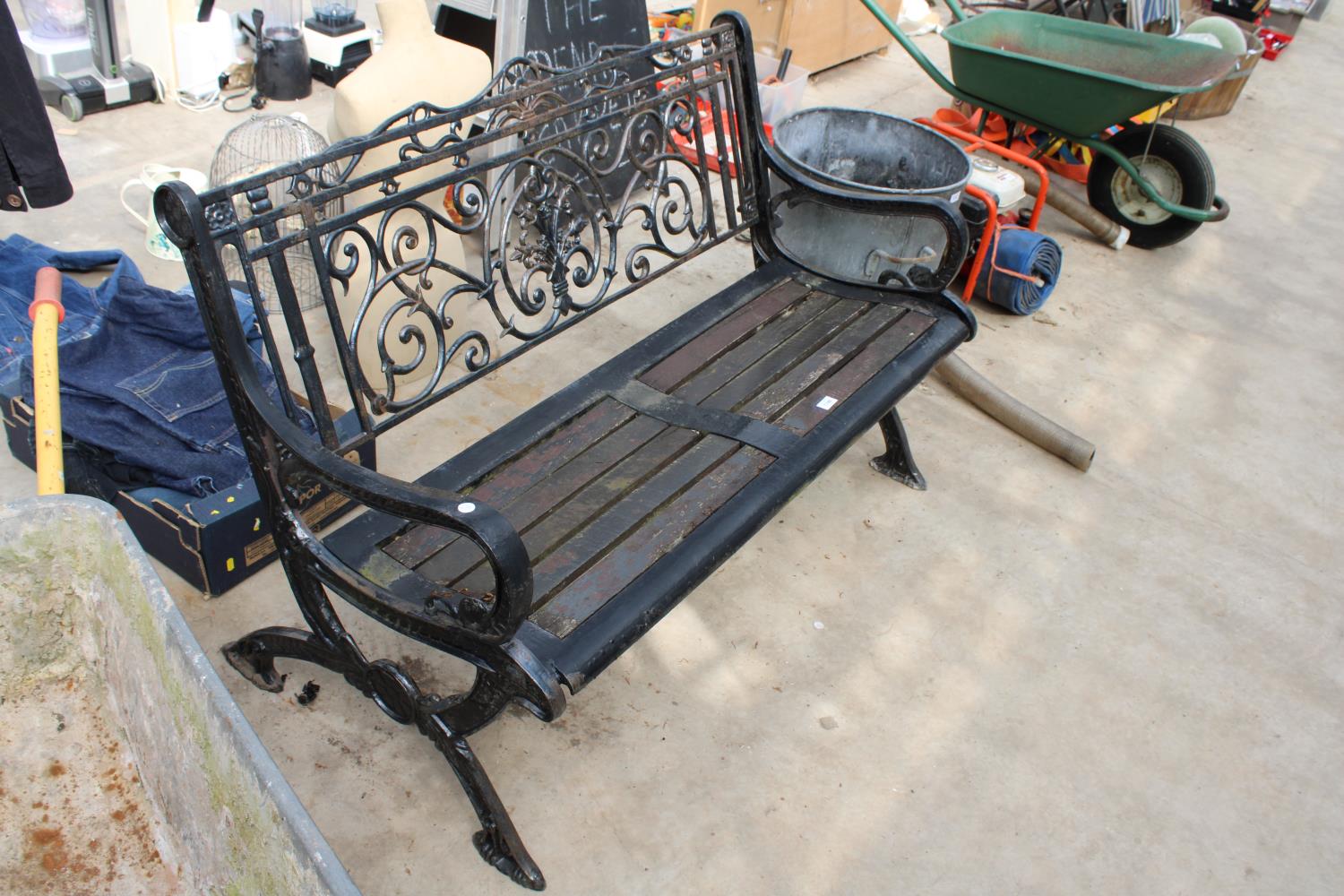 A DECORATIVE WOODEN SLATTED GARDEN BENCH WITH DECORATIVE CAST ENDS AND BACK - Bild 2 aus 2