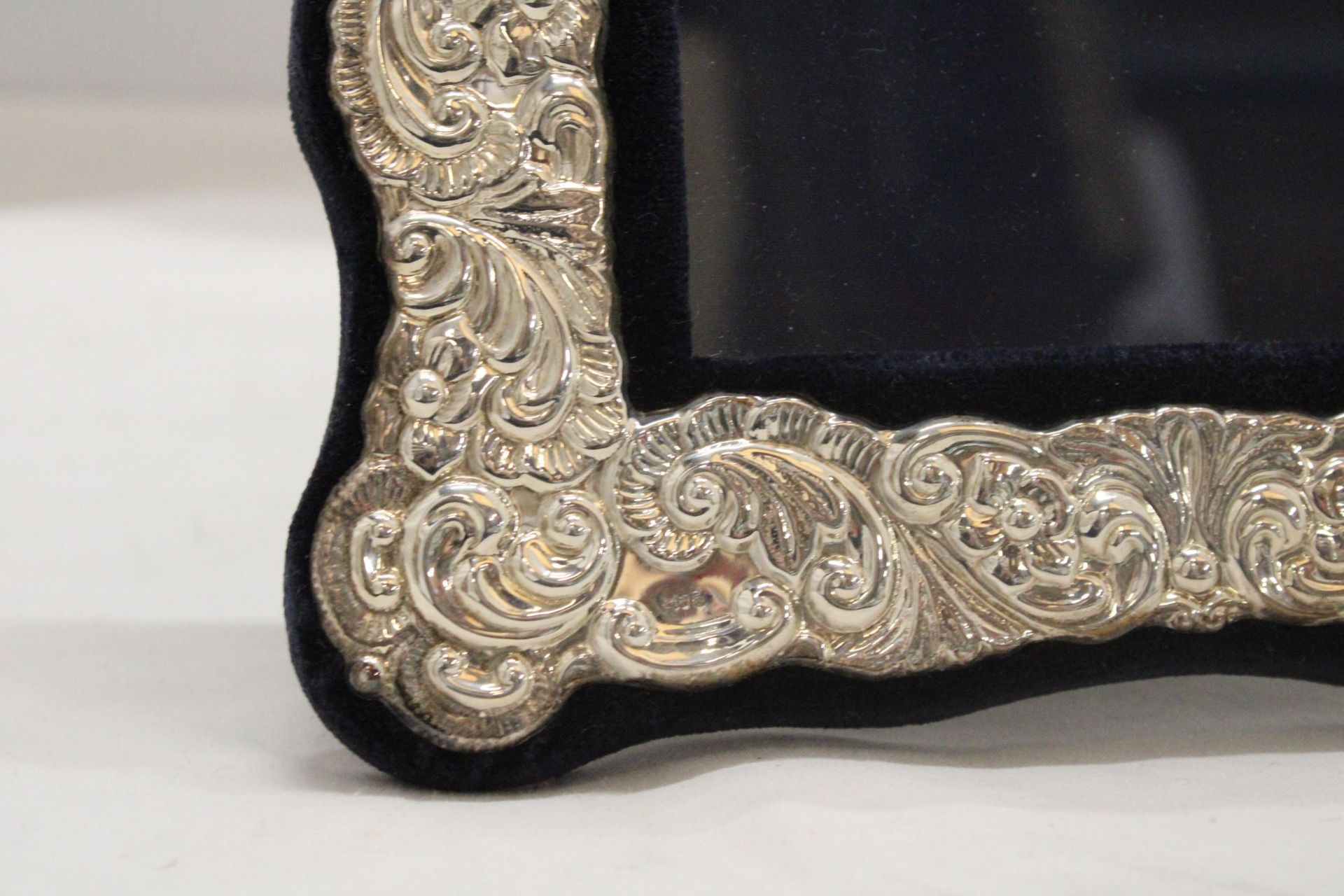 A HALLMARKED SILVER MAPPIN AND WEBB PHOTO FRAME - Image 3 of 5