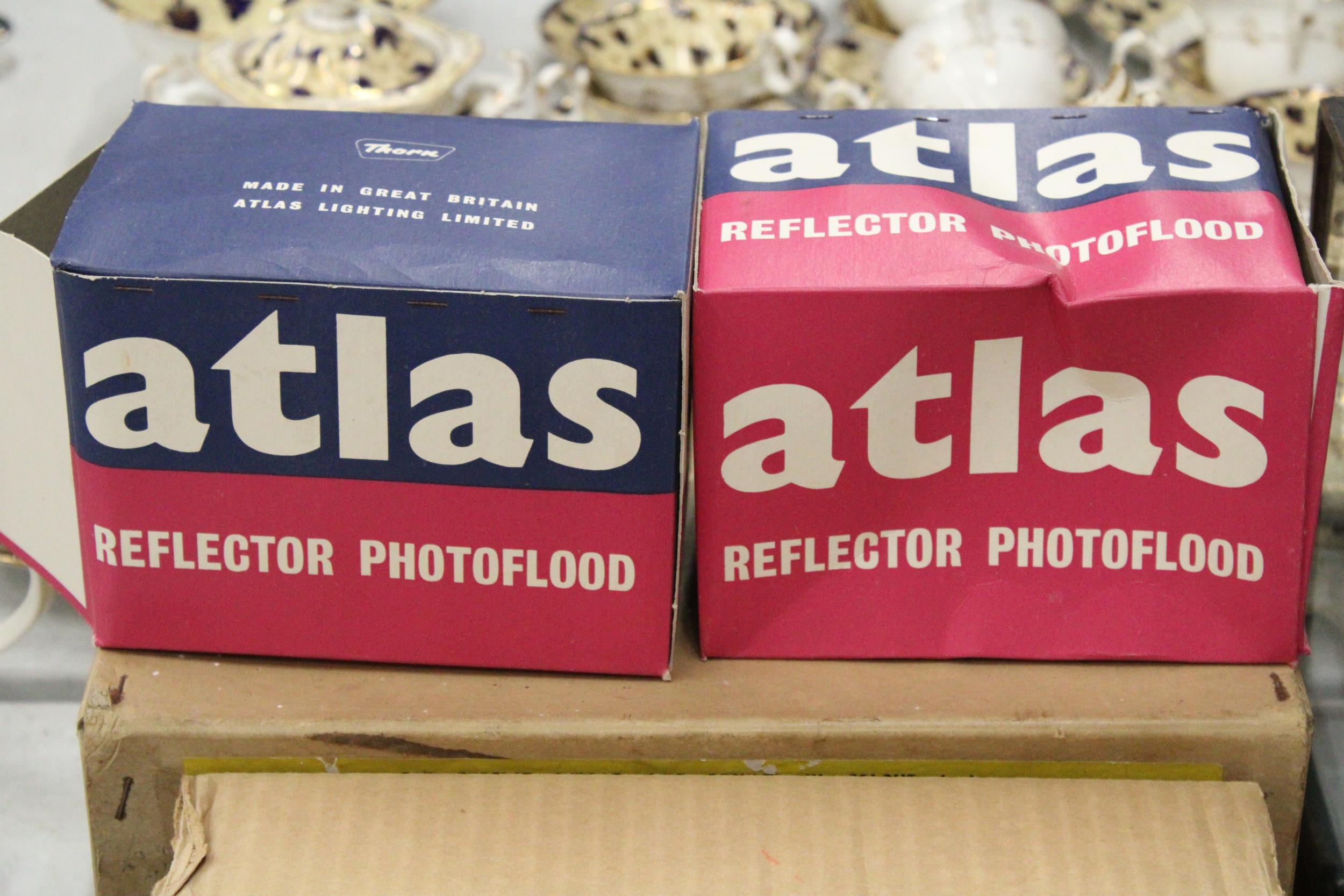 A COLLECTTION OF VINTAGE PHOTOGRAPHIC EQUIPMENT TO INCLUDE TWO BOXED ATLAS REFLECTOR PHOTOFLOOD, - Bild 3 aus 6