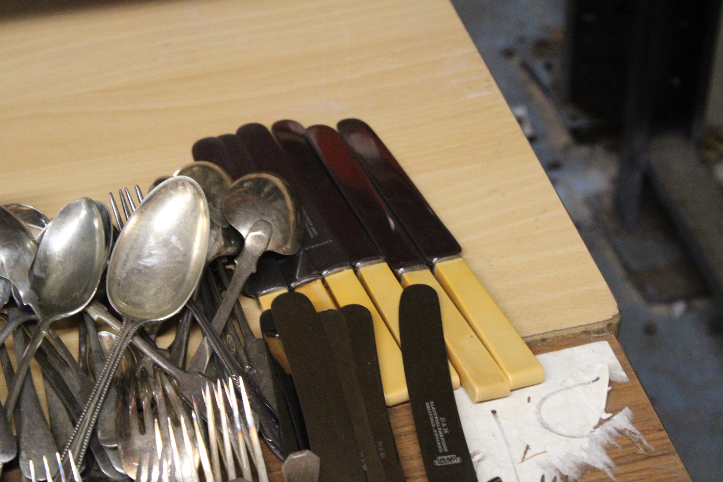 A LARGE QUANTITY OF VINTAGE FLATWARE - Image 2 of 4