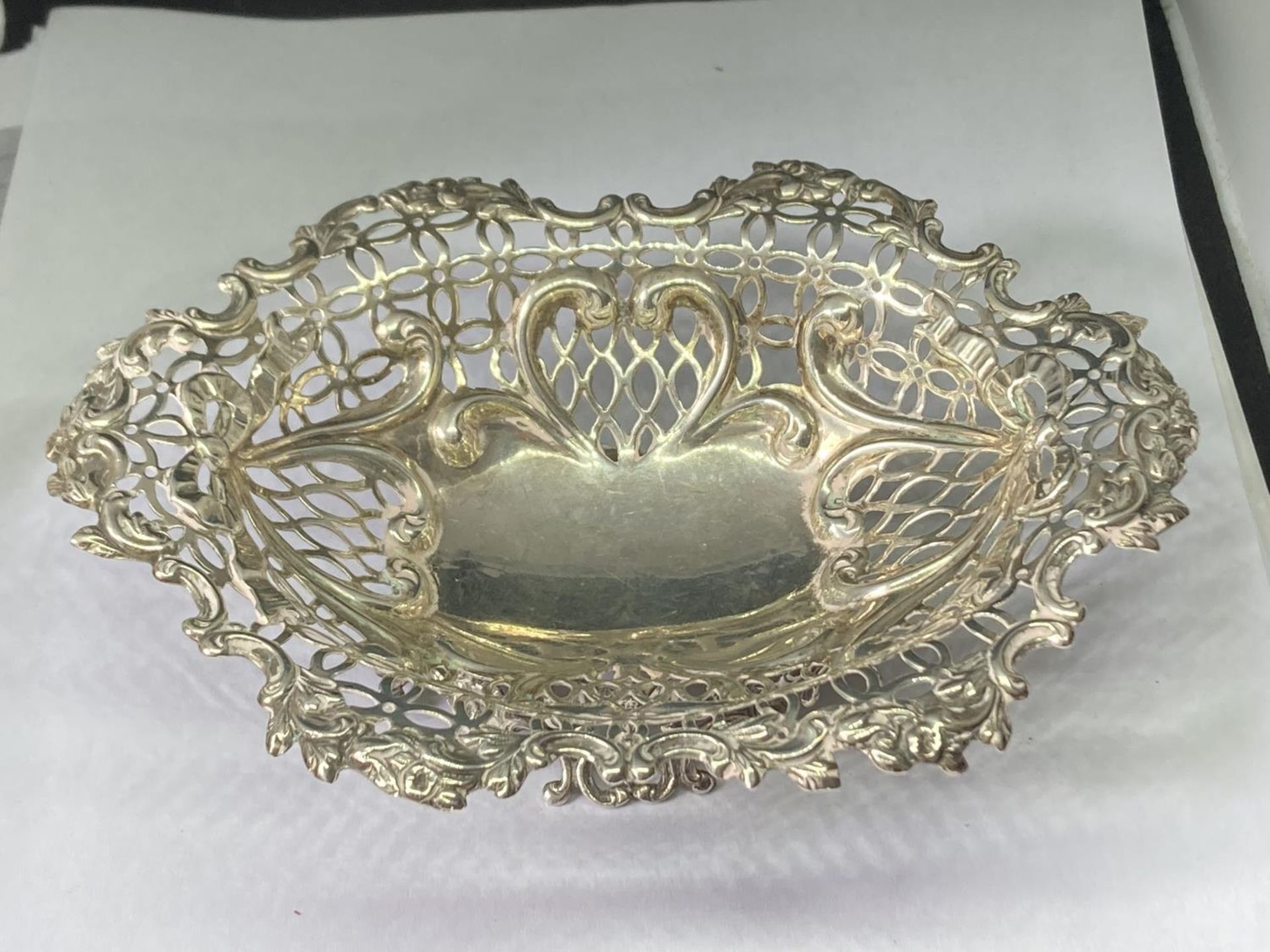 A HALLMARKED LONDON SILVER PIERCED DISH GROSS WEIGHT 122 GRAMS - Image 2 of 4