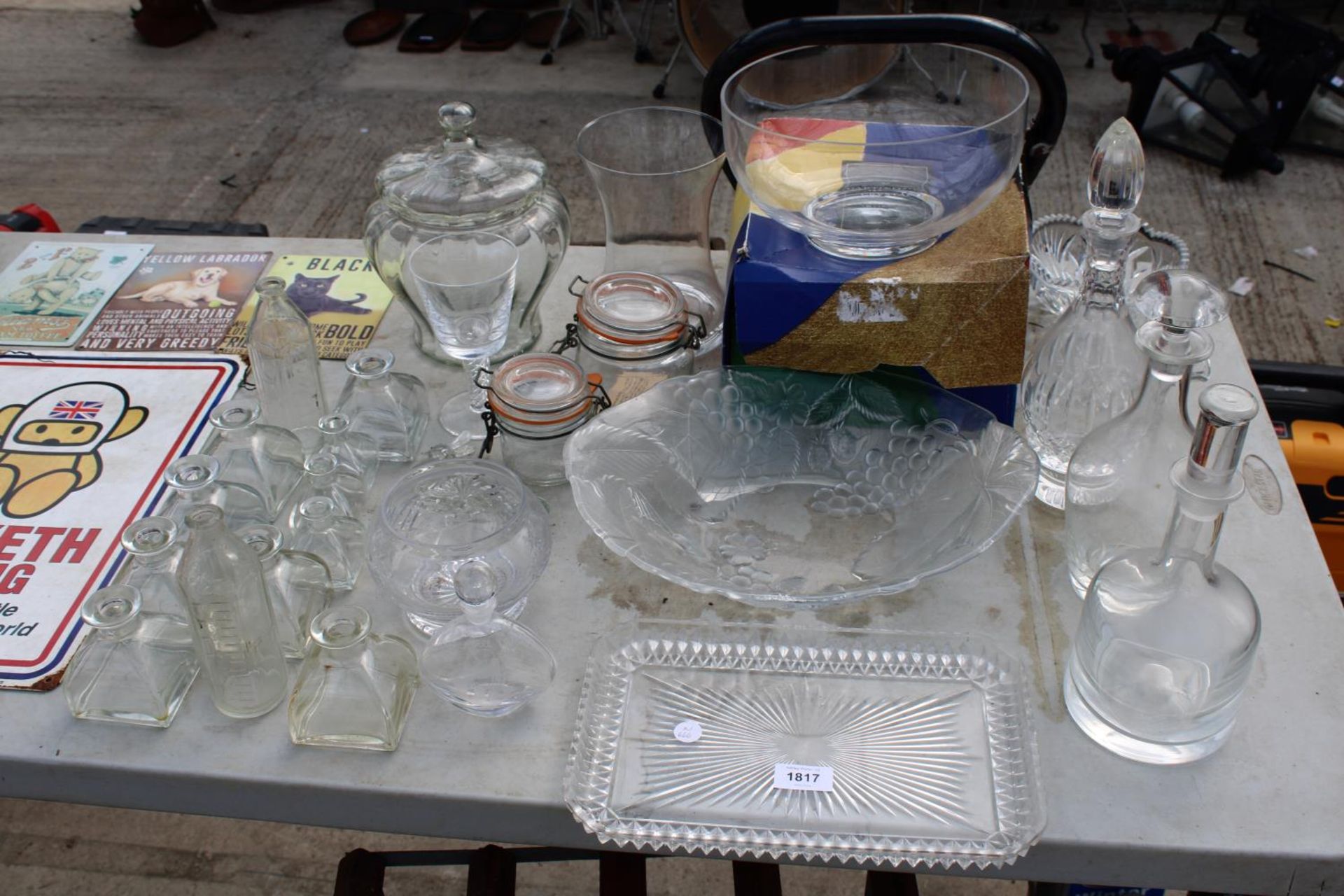 A LARGE ASSORTMENT OF GLASSWARE TO INCLUDE A DARTINGTON BOWL, DECANTORS AND SCENT BOTTLES ETC