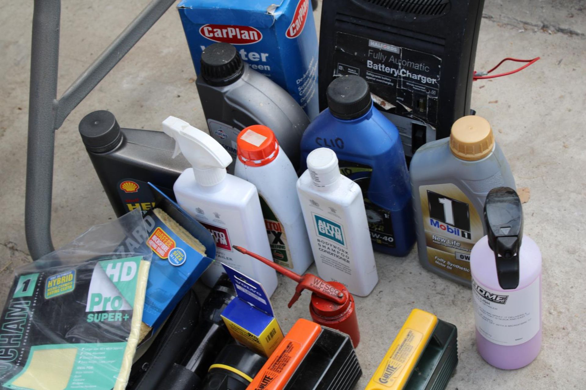 AN ASSORTMENT OF ITEMS TO INCLUDE TORCHES AND MOTOR OILS ETC - Image 2 of 3