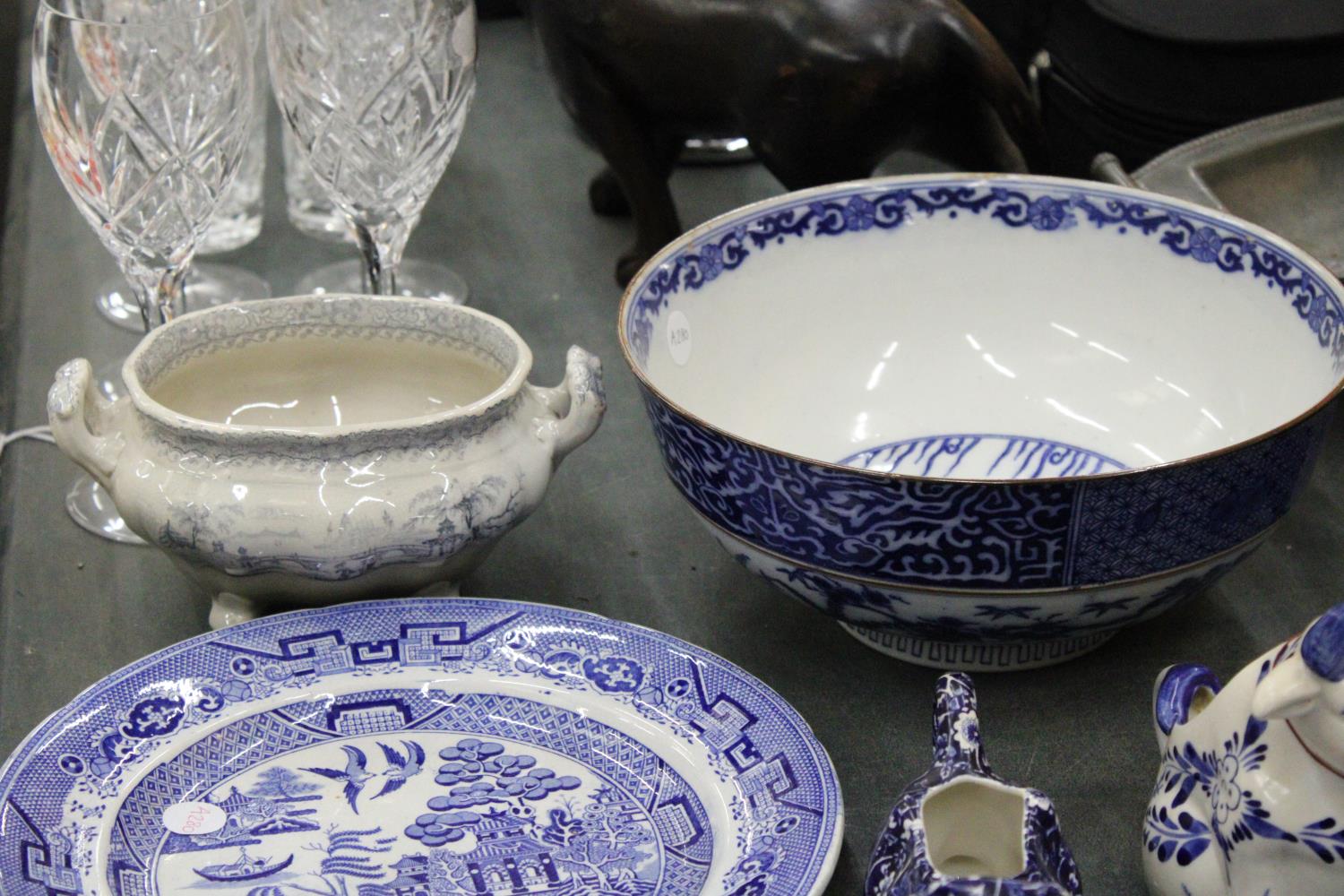 A MIXED LOT OF BLUE AND WHITE CERAMICS TO INCLUDE DAVENPORT, IRONSTONE, BURLEIGH ETC - Image 3 of 7