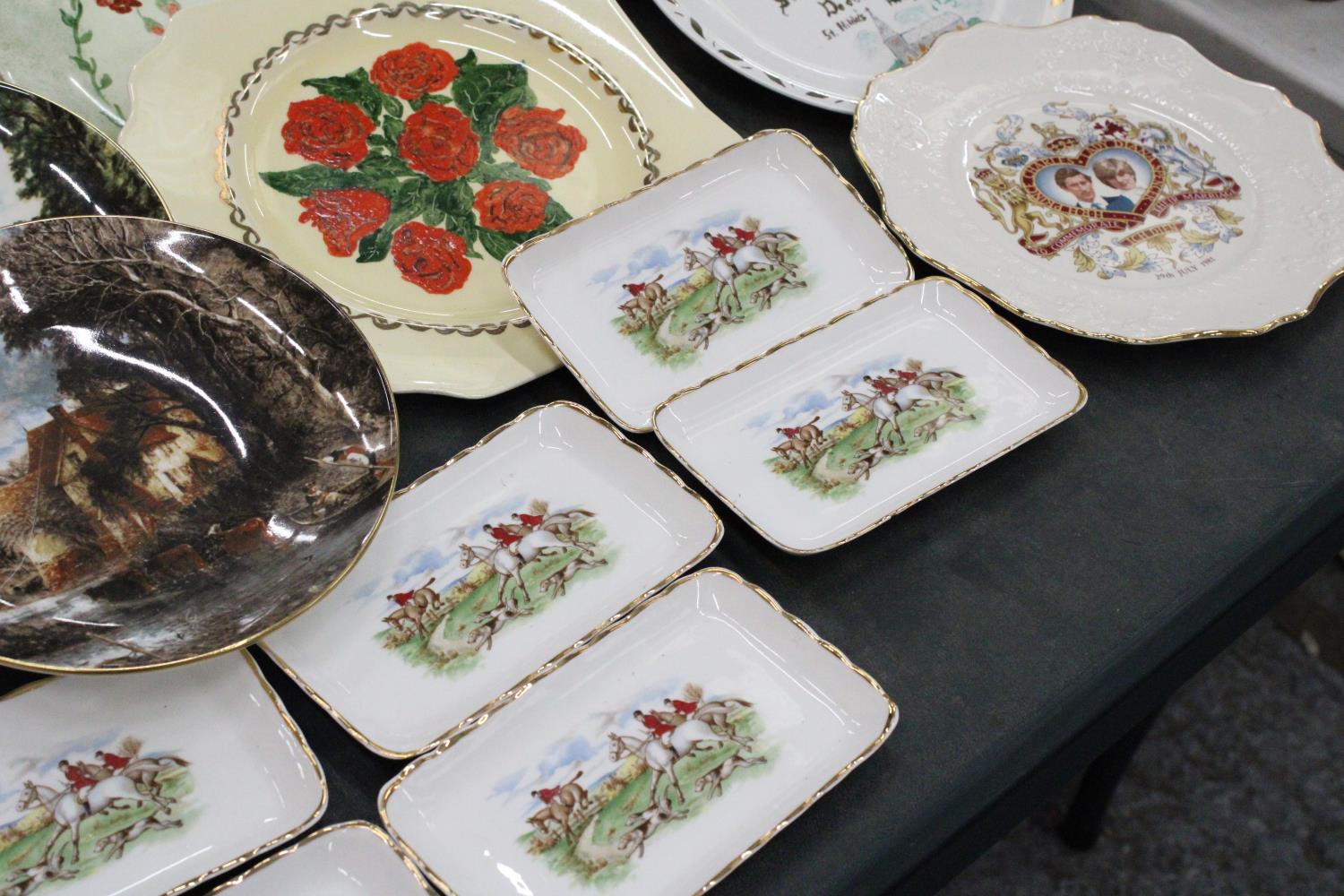 A LARGE COLLECTION OF CABINET PLATES, 20 IN TOTAL, PLUS A LARGE KENSINGTON 'MARGARET ROSE' VASE - Image 6 of 6