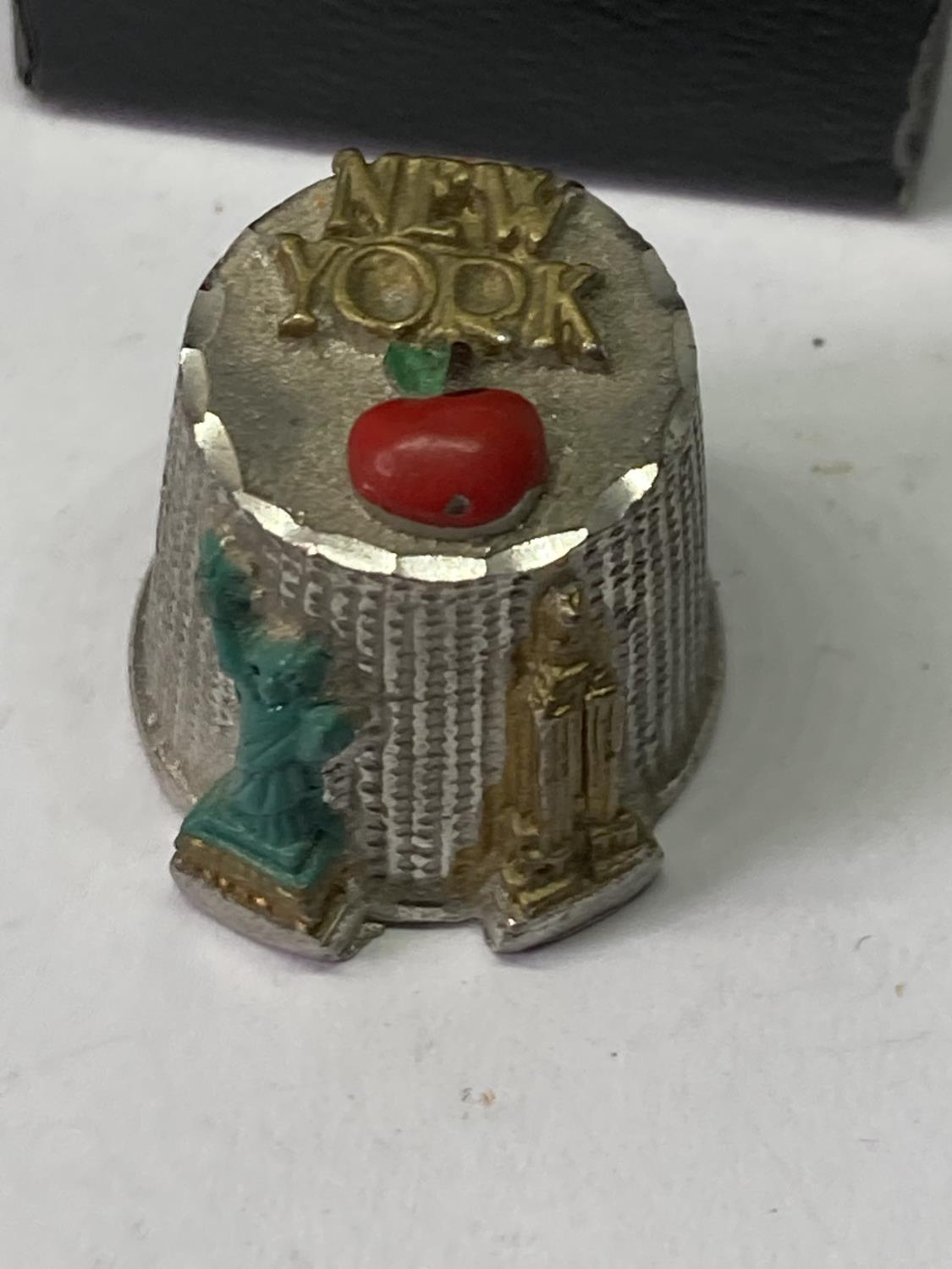A VINTAGE PEWTER THIMBLE DEPICTING NEW YORK - Image 2 of 3