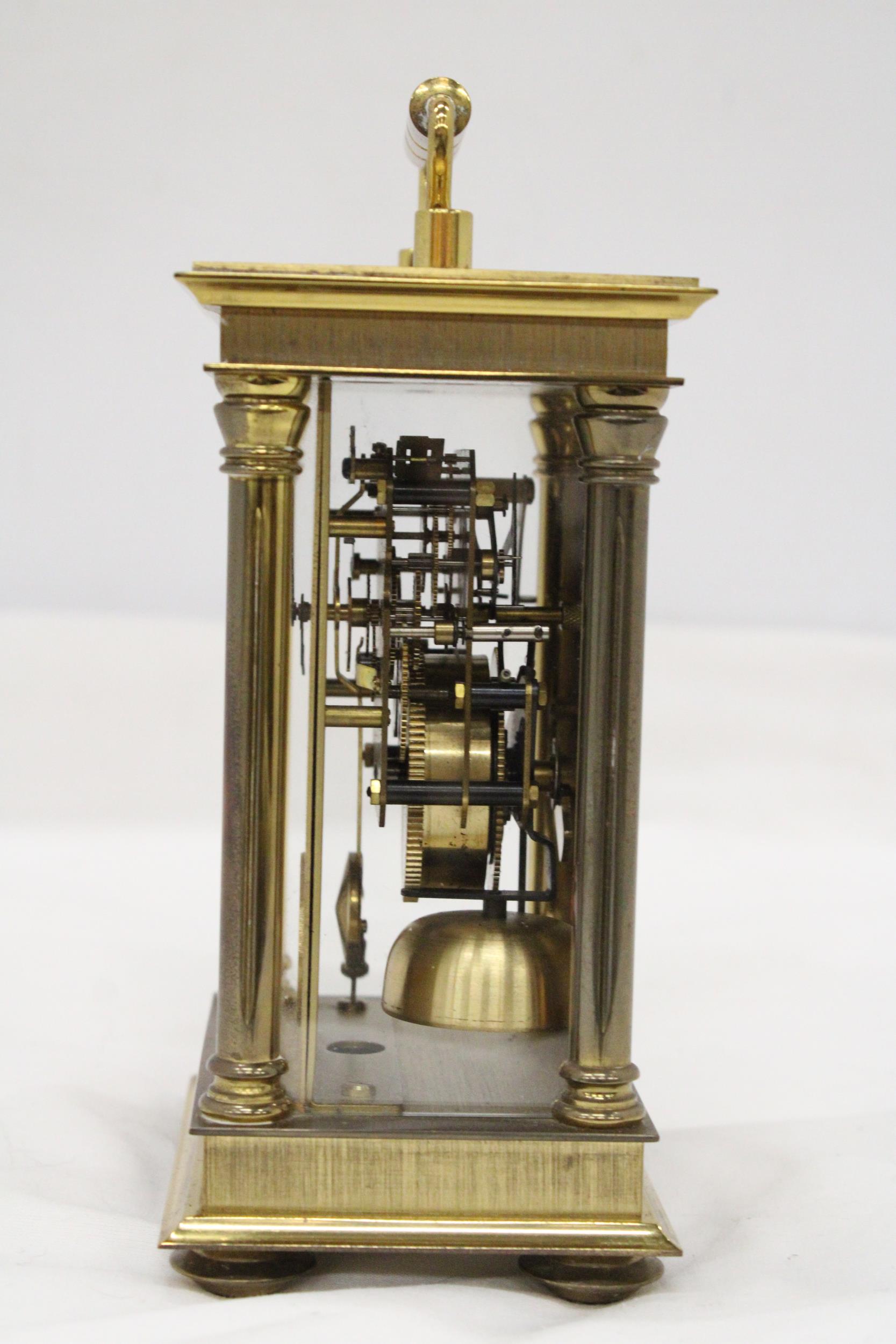 AN 'ANSTEY WILSON' MECHANICAL CARRIAGE CLOCK, WITH PRESENTATION PLAQUE TO THE BACK - Image 6 of 6