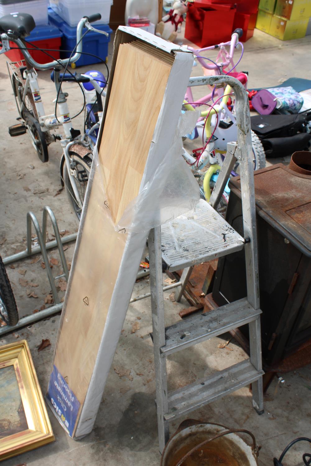 AN ASSORTMENT OF ITEMS TO INCLUDE AN ALUMINIUM STEP LADDER, A JAM PAN AND JUMP LEADS ETC - Image 3 of 3
