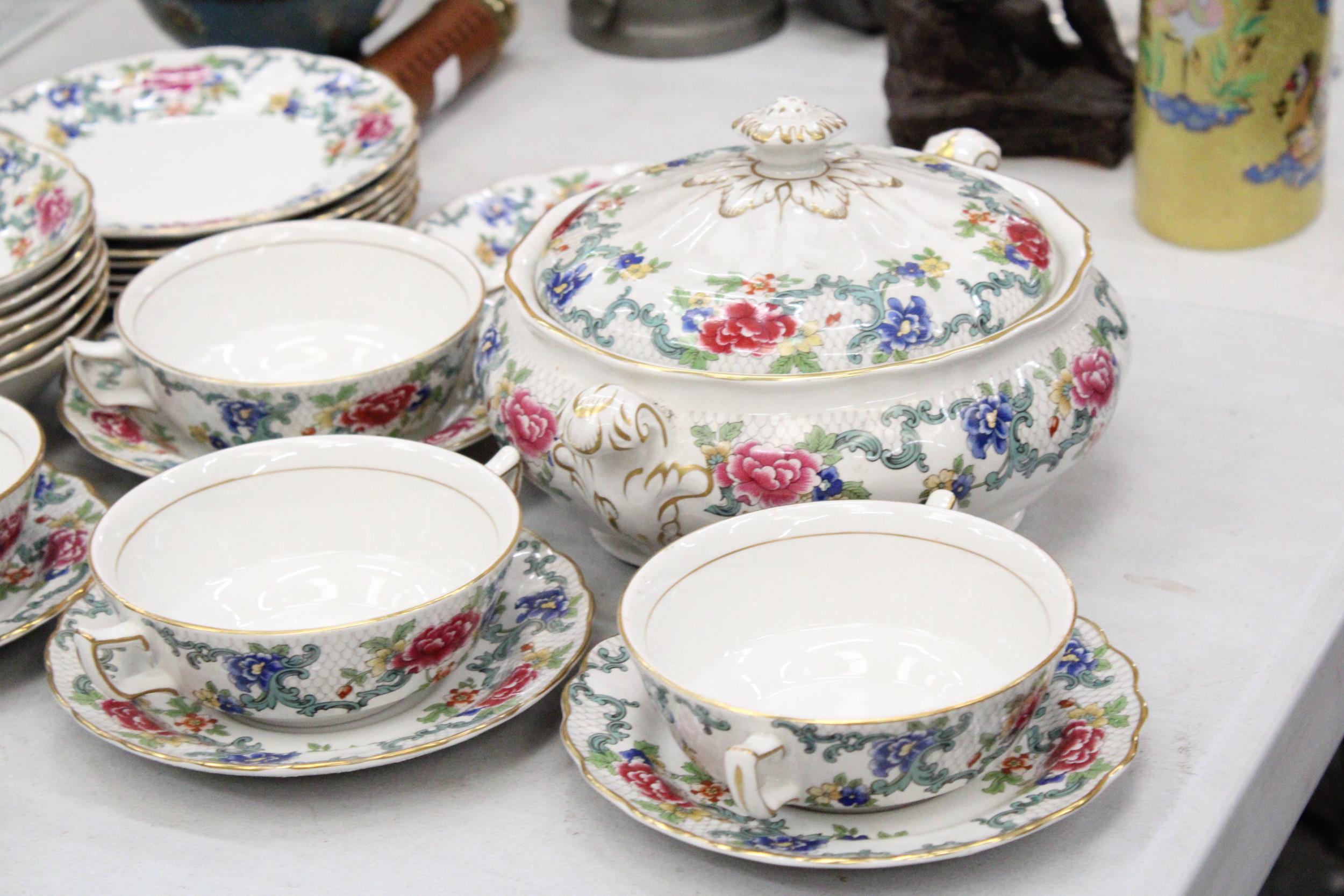 A FLORADORA BOOTHS DINNER SERVICE TO INCLUDE SOUP BOWLS, PLATES, TUREENS ETC - Image 3 of 5