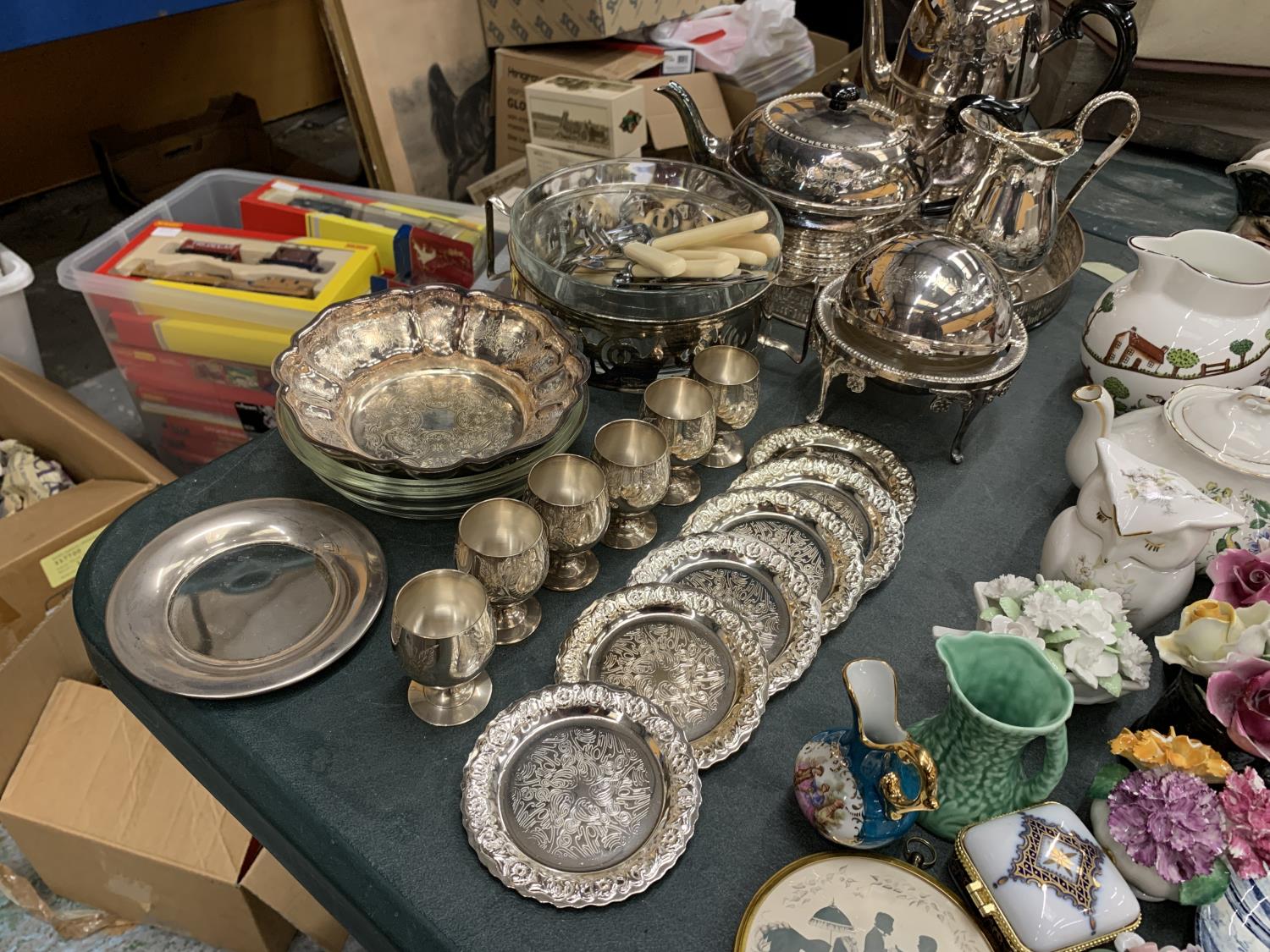 A COLLECTION OF SILVER PLATE TO INCLUDE A TEASET WITH GALLERIED TRAY, COASTERS, BOWLS, EGG CUPS, - Image 3 of 6