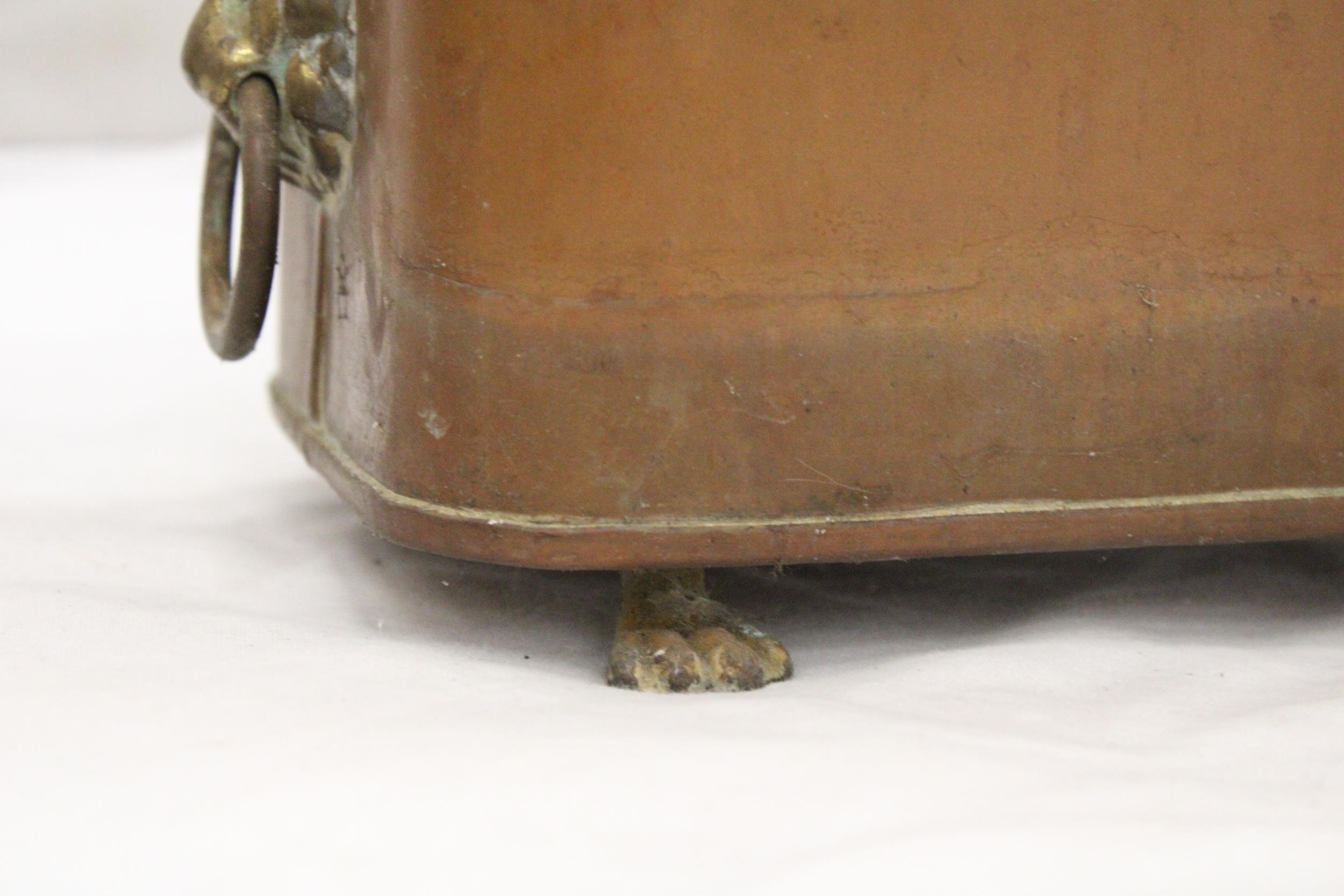 A VINTAGE COPPER PLANTER WITH LIONS HEAD HANDLES AND FEET - Image 4 of 5