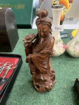 A CHINESE CARVED ROOTWOOD FIGURE OF A GEISHA GIRL, HEIGHT 19.5 CM - HEAD HAS BEEN RE-GLUED ON