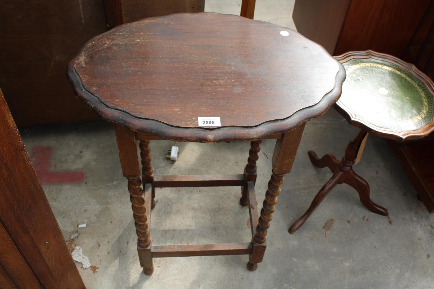 AN EARLY 20TH CENTURY OVAL OAK OCCASIONAL TABLE ON BARLEY-TWIST LEGS, 22" X 15"