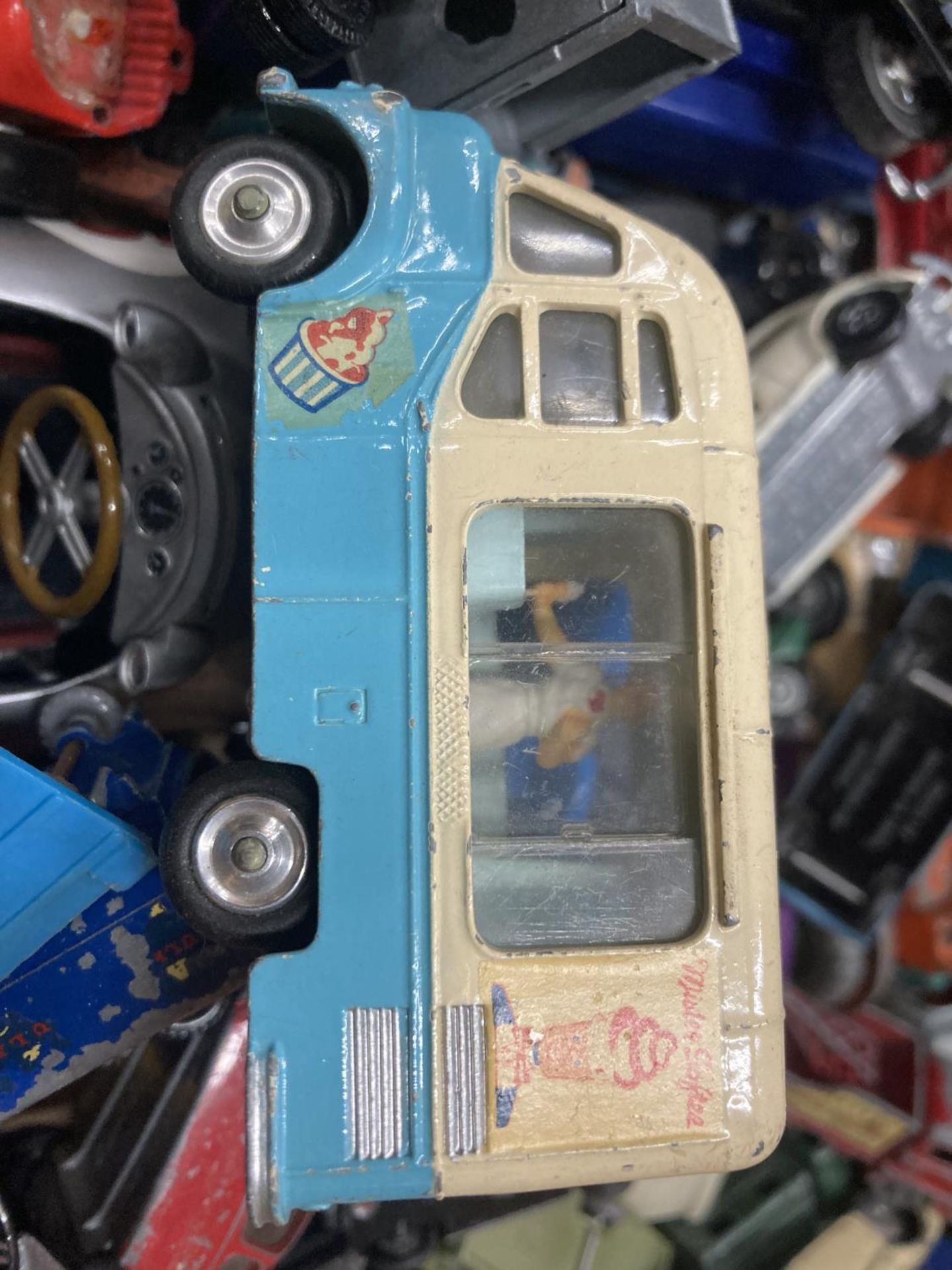 A LARGE ASSORTMENT OF DIE CAST AND TIN PLATE VEHICLES TO INCLUDE VINTAGE DINKY, MATCHBOX, CORGI - Image 3 of 6