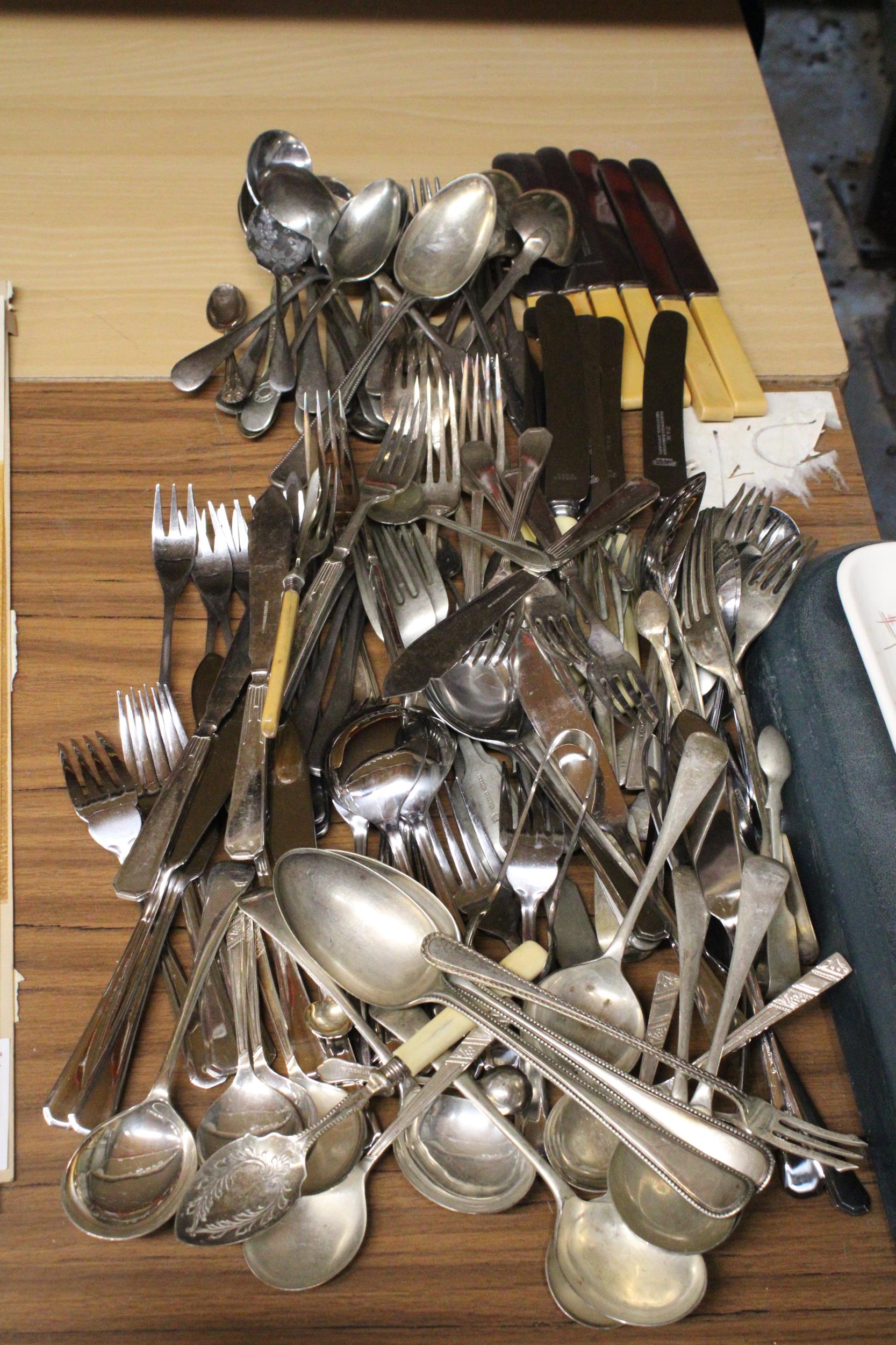 A LARGE QUANTITY OF VINTAGE FLATWARE