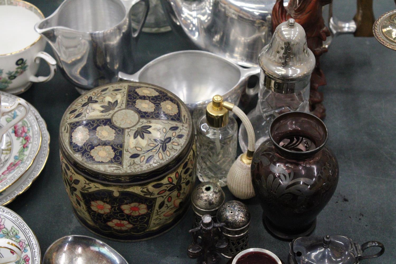 A MIXED LOT TO INCLUDE A CRANBERRY BOWL WITH HALLMARKED SILVER RIM - FOOT A/F, A PICQUOT WARE - Bild 4 aus 6