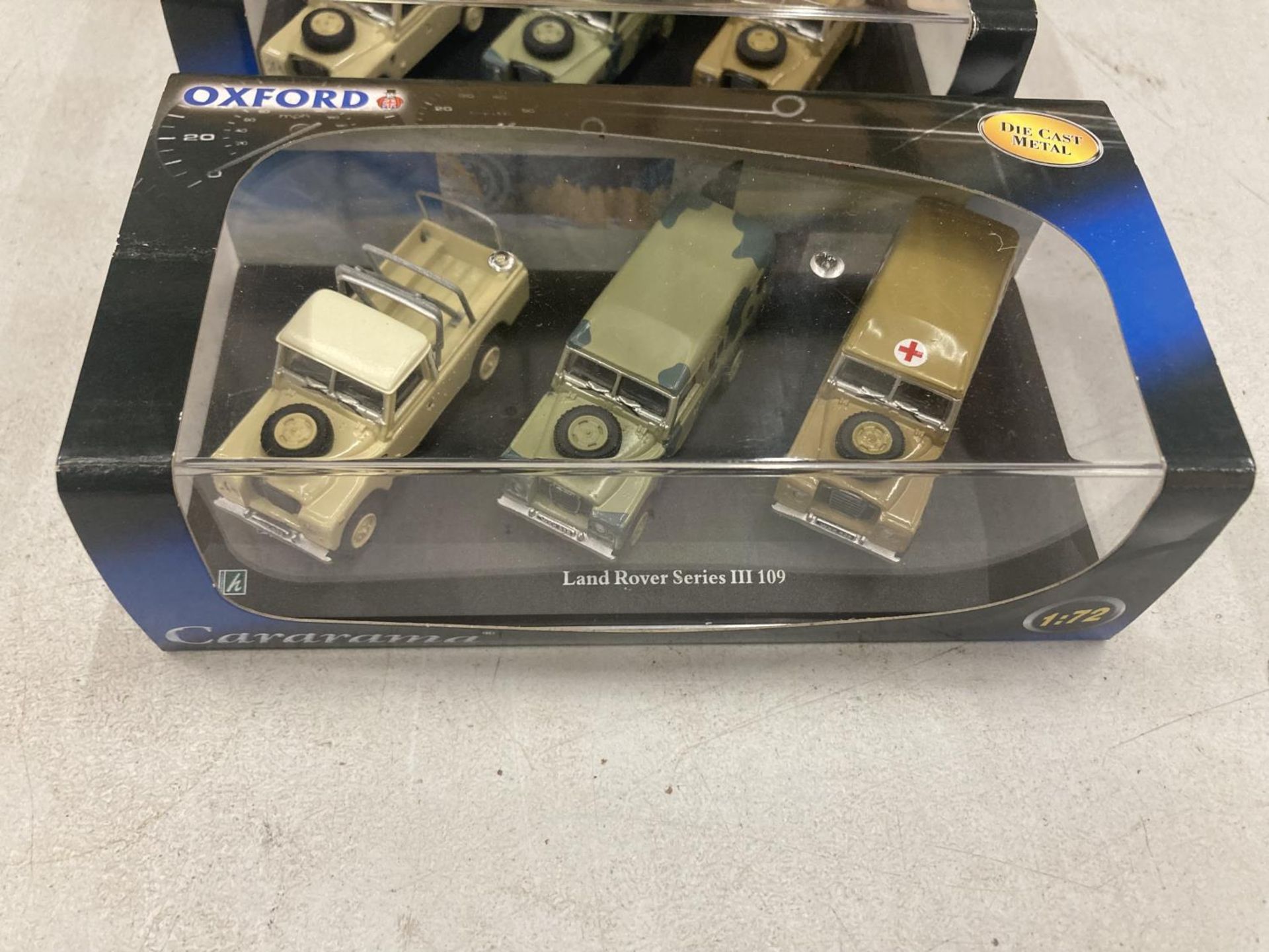 FOUR BOXED OXFORD MILITARY SERIES VEHICLES TO INCLUDE TWO WITH THREE LAND ROVERS IN EACH - Image 3 of 5