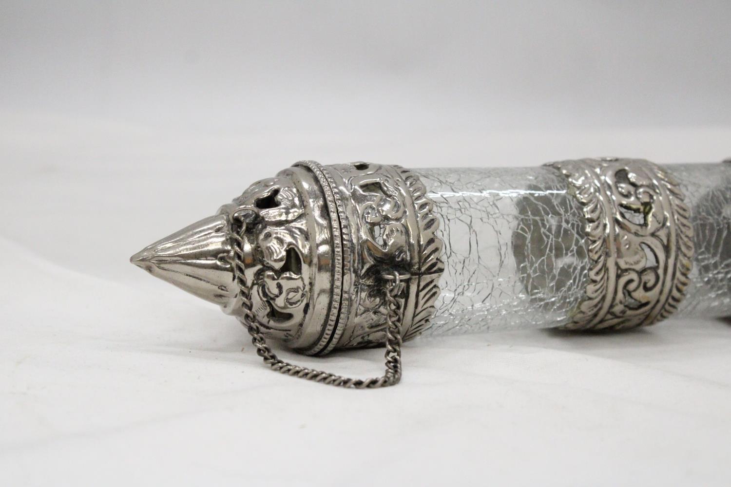 A FAR EAST SILVER PLATE AND CRACKLE GLASS SCROLL HOLDER - Image 4 of 7