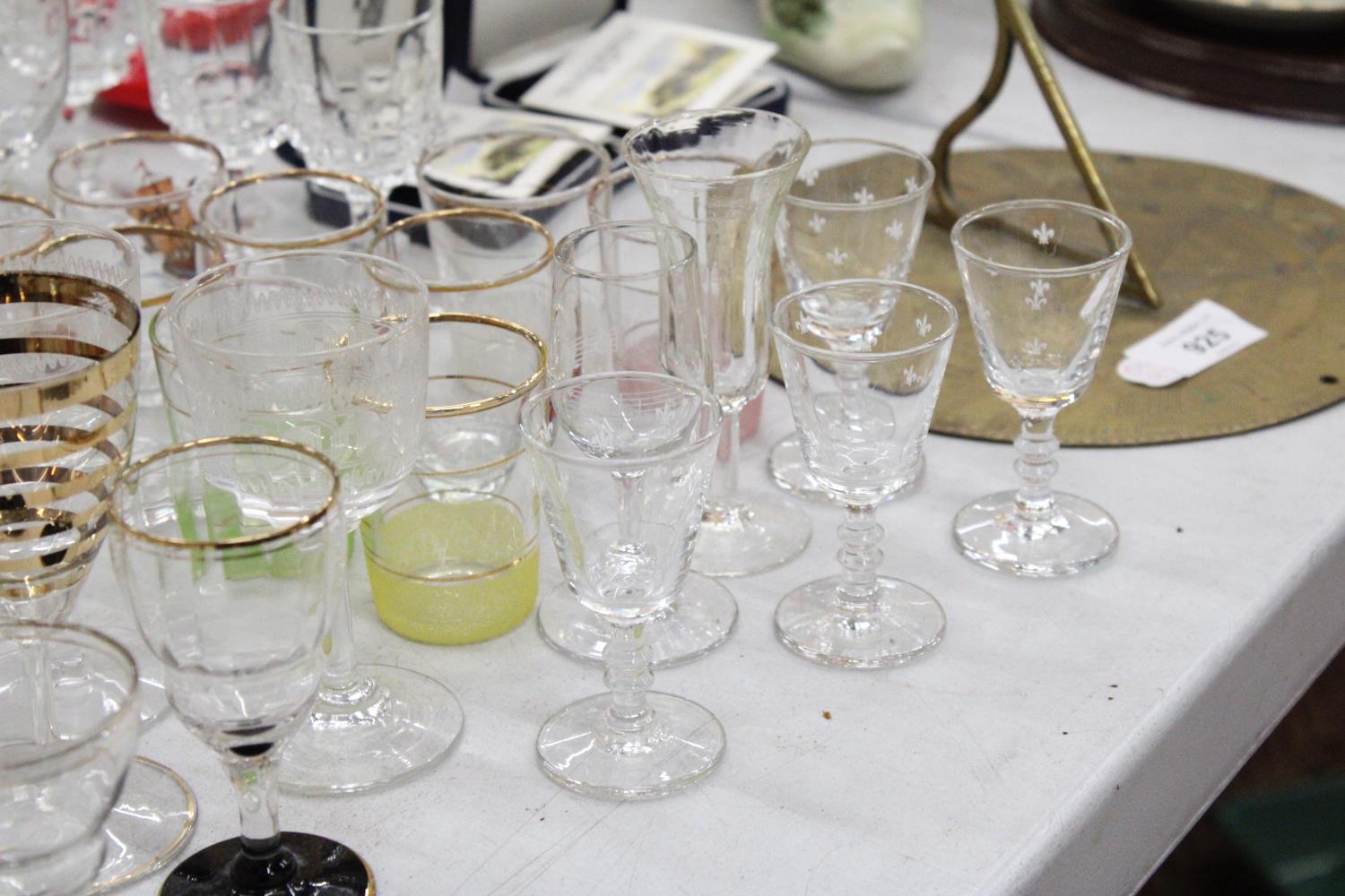 A QUANTITY OF GLASSWARE TO INCLUDE SHOT GLASSES, BEER GLASSES, WINE GLASSES, SHERRY GLASSES ETC - Image 4 of 6