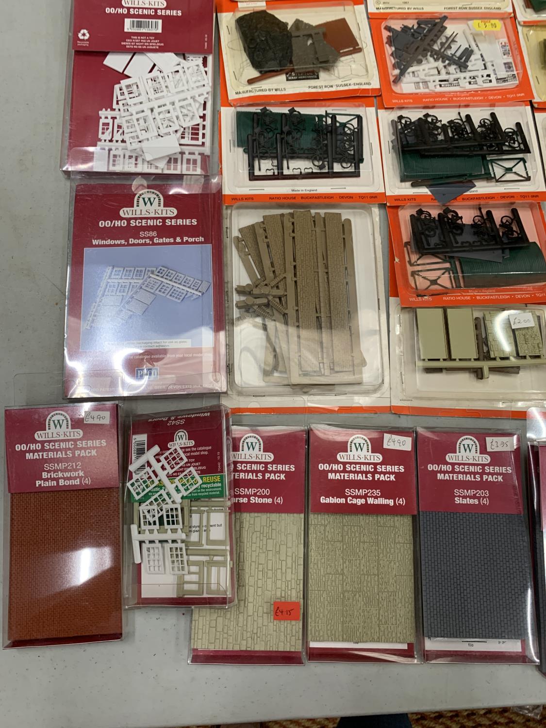A LARGE COLLECTION OF WILLS SCENIC SERIES MODEL BUILDING KITS TO INCLUDE SLATES, HUTS, CRANE, - Image 7 of 7