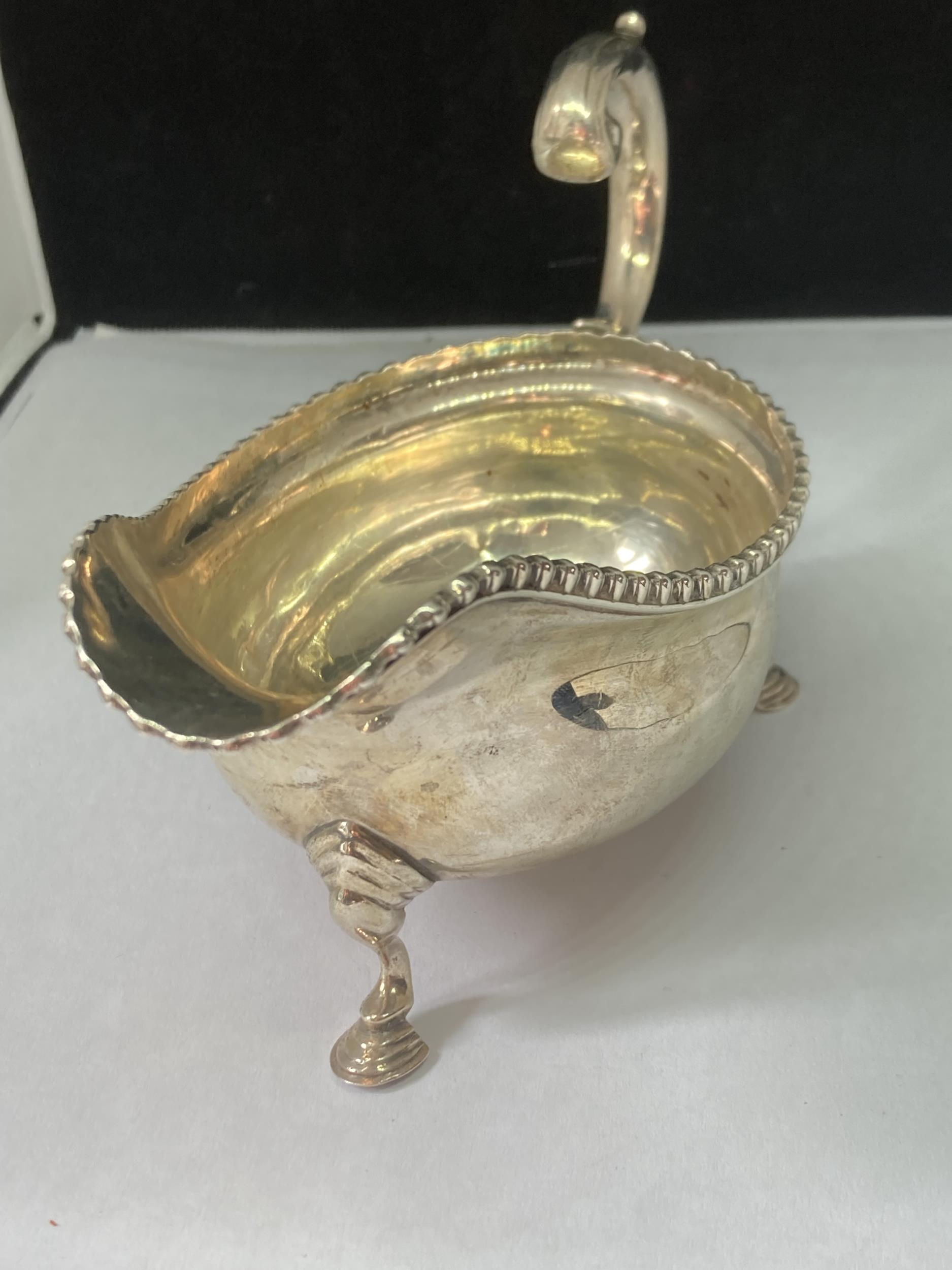 A BOODLE AND DUNTHORNE LORD STREET LIVERPOOL HALLMARKED CHESTER SILVER SAUCE BOAT GROSS WEIGHT 145 - Image 2 of 4