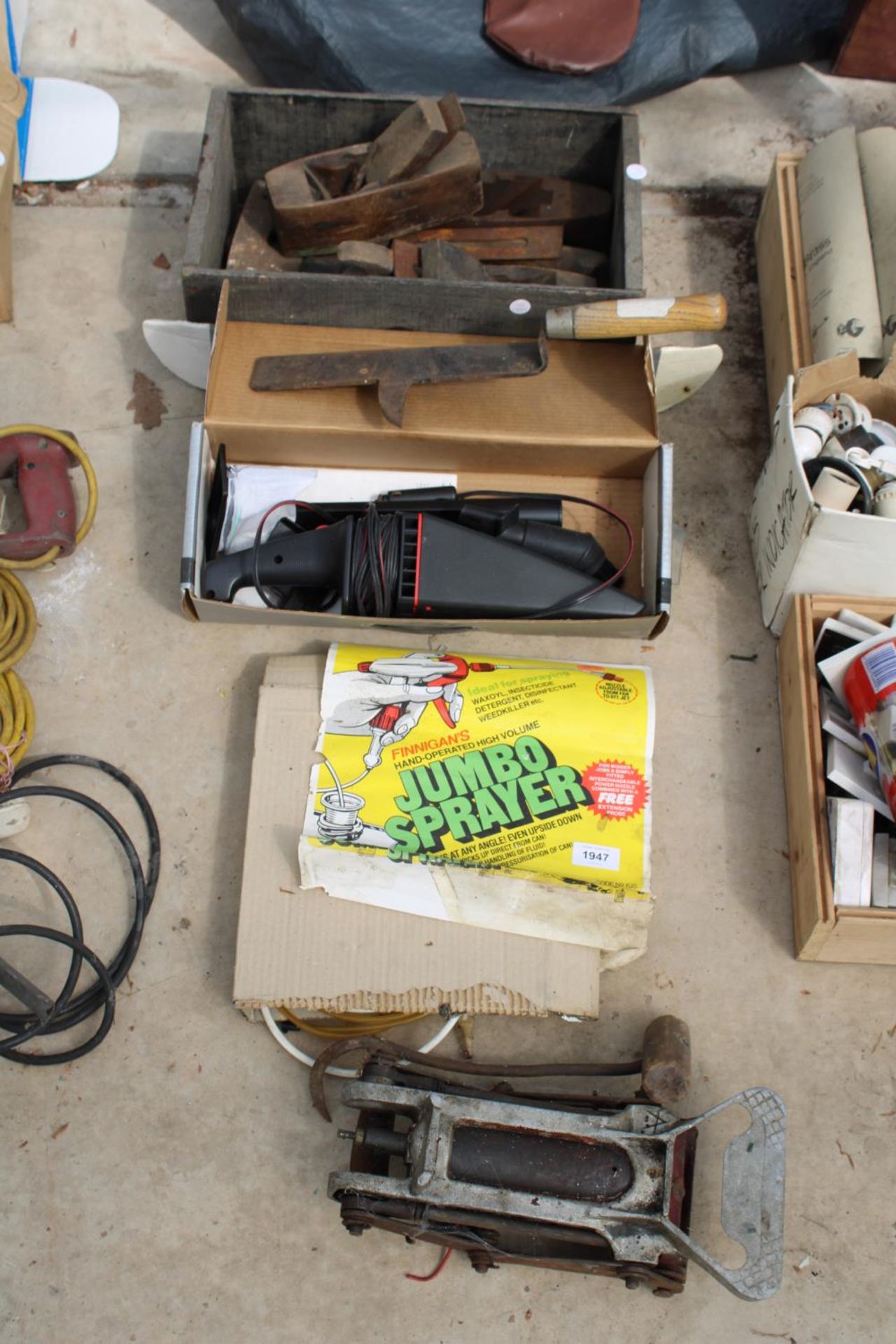AN ASSORTMENT OF TOOLS TO INCLUDE A FOOT PUMP, WOOD PLANES AND A HAND VAC ETC