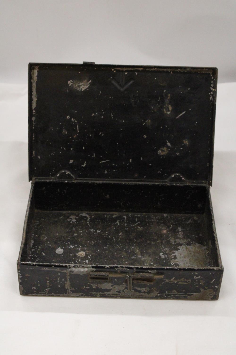 A MILITARY ISSUE TIN BOX WITH CROW'S FOOT - Image 4 of 4