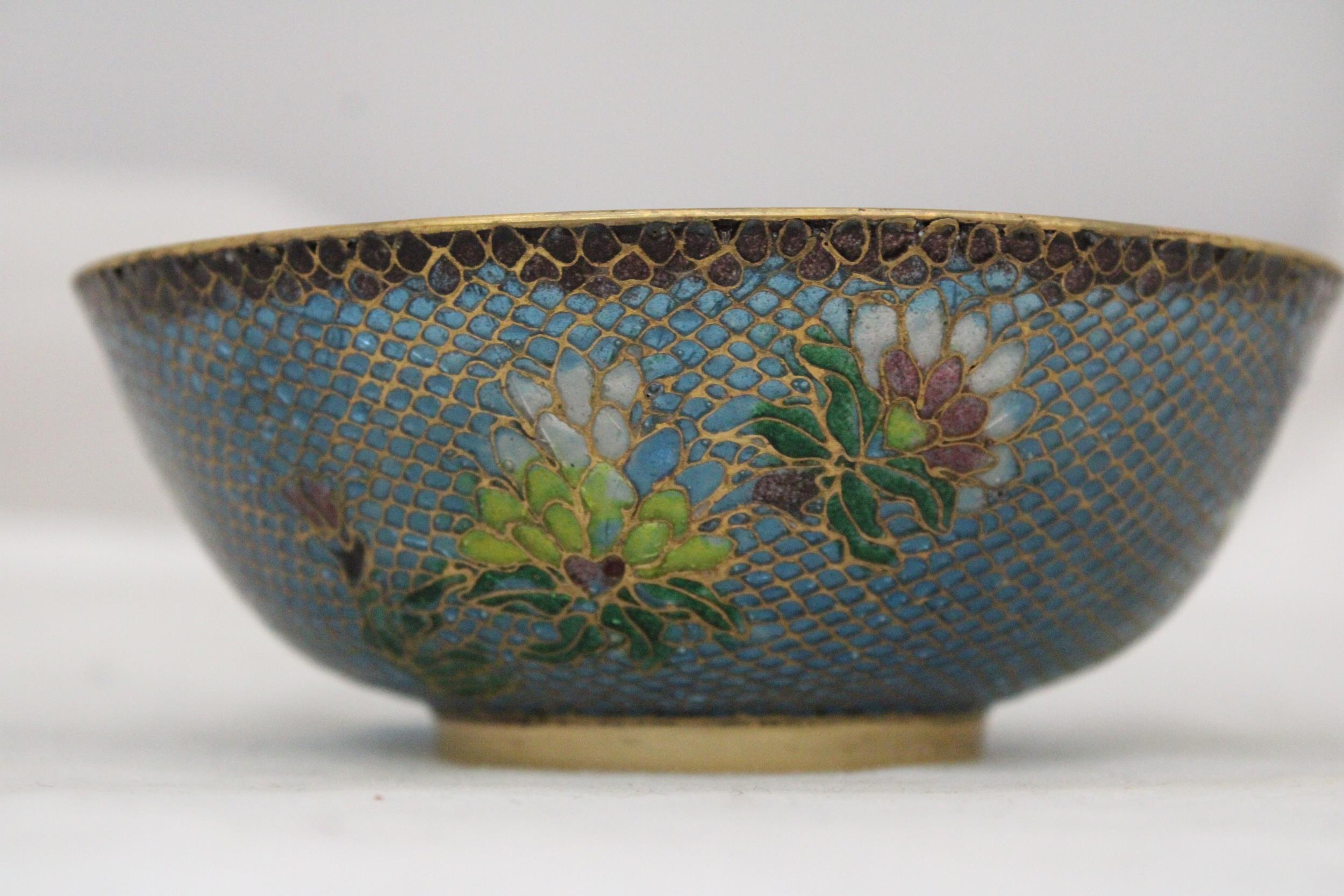 A VINTAGE CHINESE STYLE BRASS FILIGREE AND ENAMEL BOWL ON WOODEN STAND - Image 4 of 5