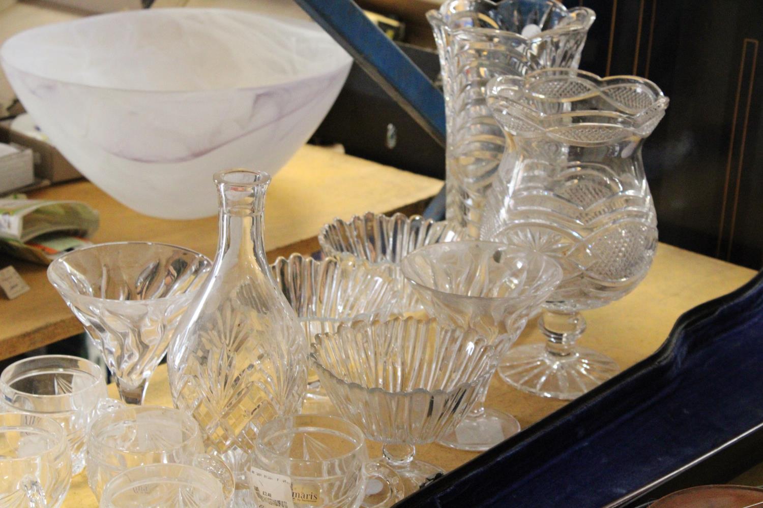 A COLLECTION OF GLASSWARE TO INCLUDE VASES, CUPS, BOWLS, ETC - Image 2 of 4