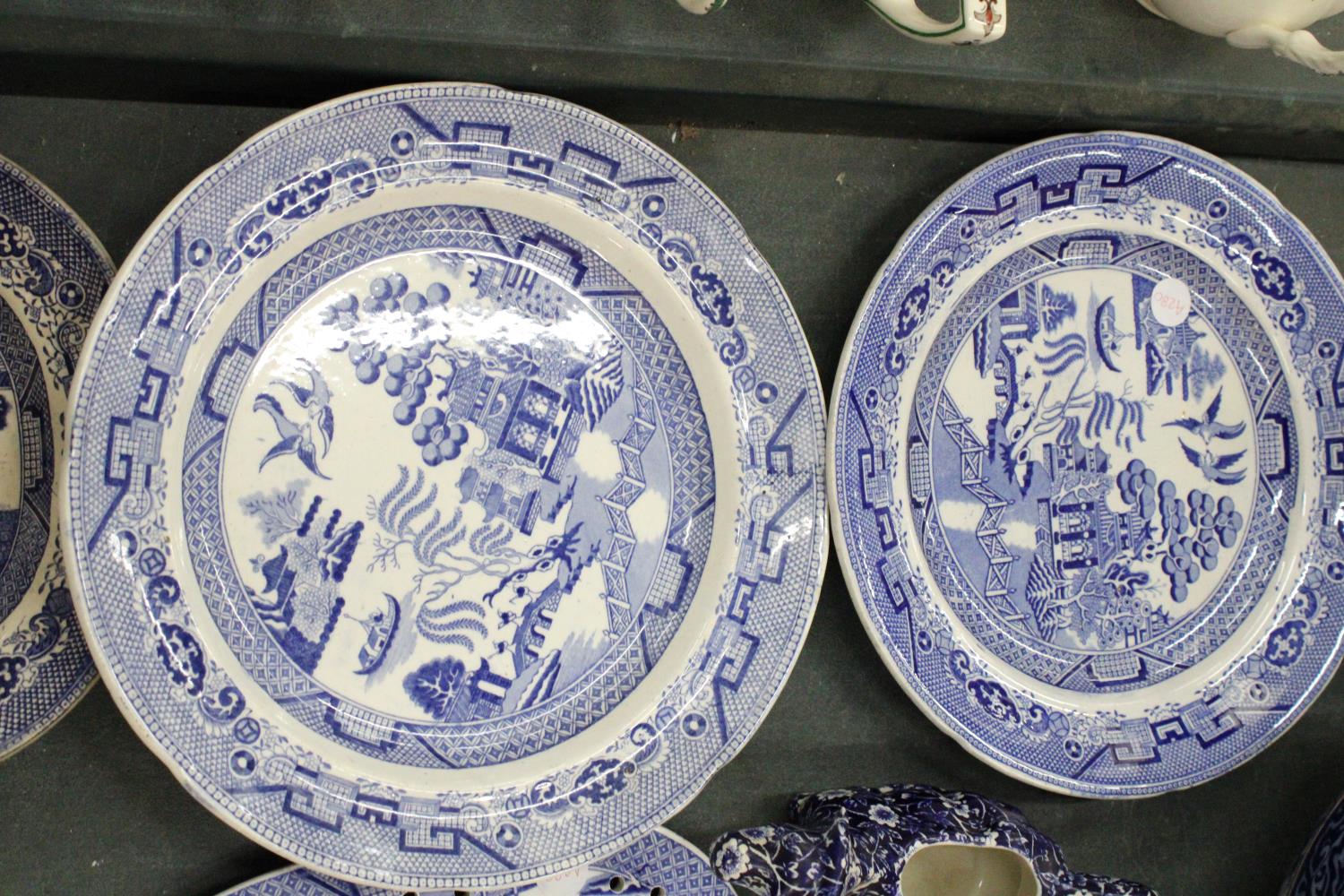 A MIXED LOT OF BLUE AND WHITE CERAMICS TO INCLUDE DAVENPORT, IRONSTONE, BURLEIGH ETC - Image 4 of 7