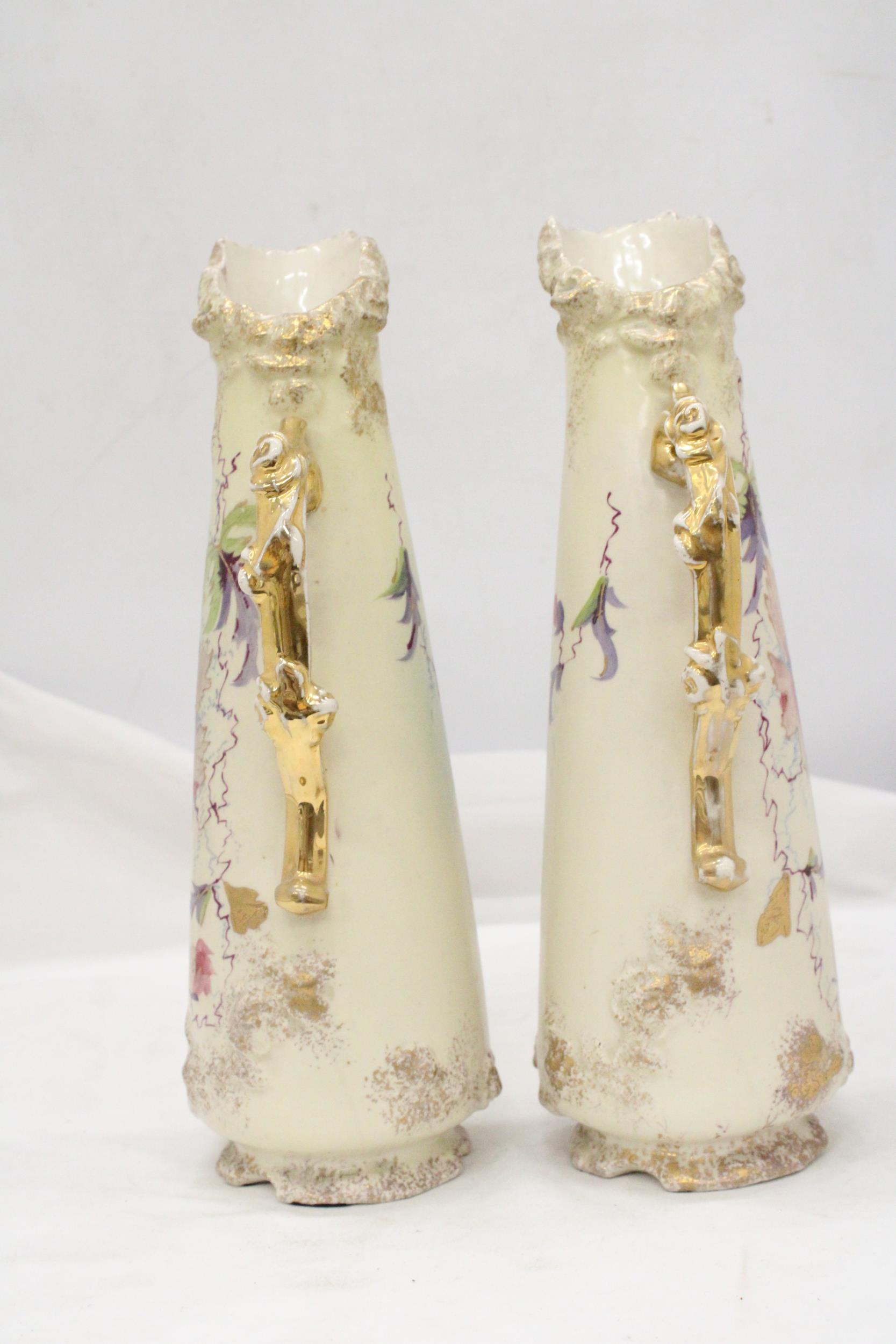 A PAIR OF VICTORIAN JUGS IN IVORY WITH FLORAL AND GILT DECORATION - APPROXIMATELY 31CM HIGH - Image 4 of 5