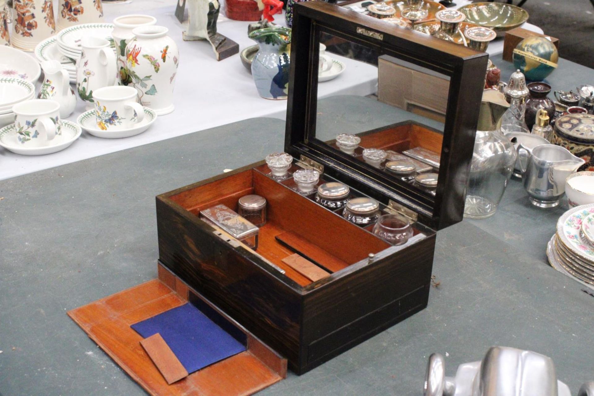 A VINTAGE MAHOGANY CASED WRITING BOX WITH A SECRET DRAWER TO INCLUDE INKWELLS, AND SILVER PLATED - Image 6 of 6