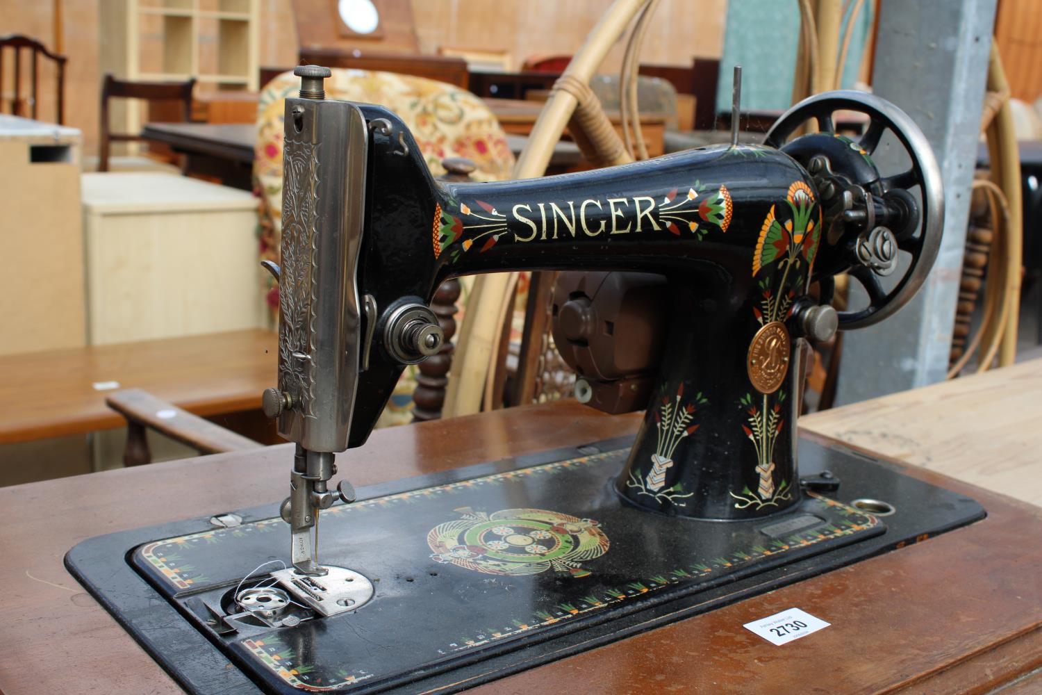 A SINGER SEWING MACHINE (F6827139) IN CABINET - Image 2 of 2