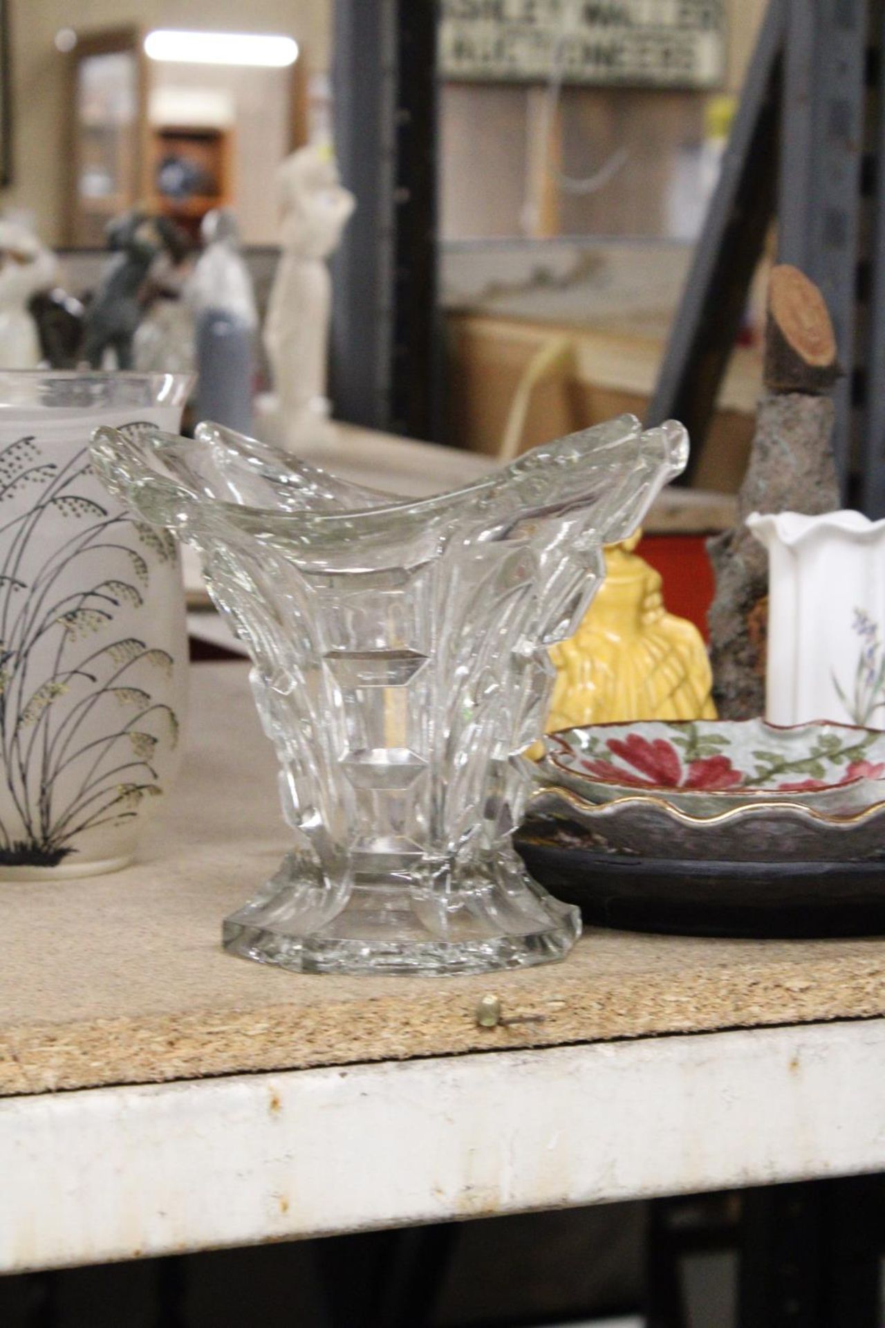 A QUANTITY OF GLASSWARE TO INCLUDE, LARGE VASES, BOTTLES, ETC - Image 5 of 5
