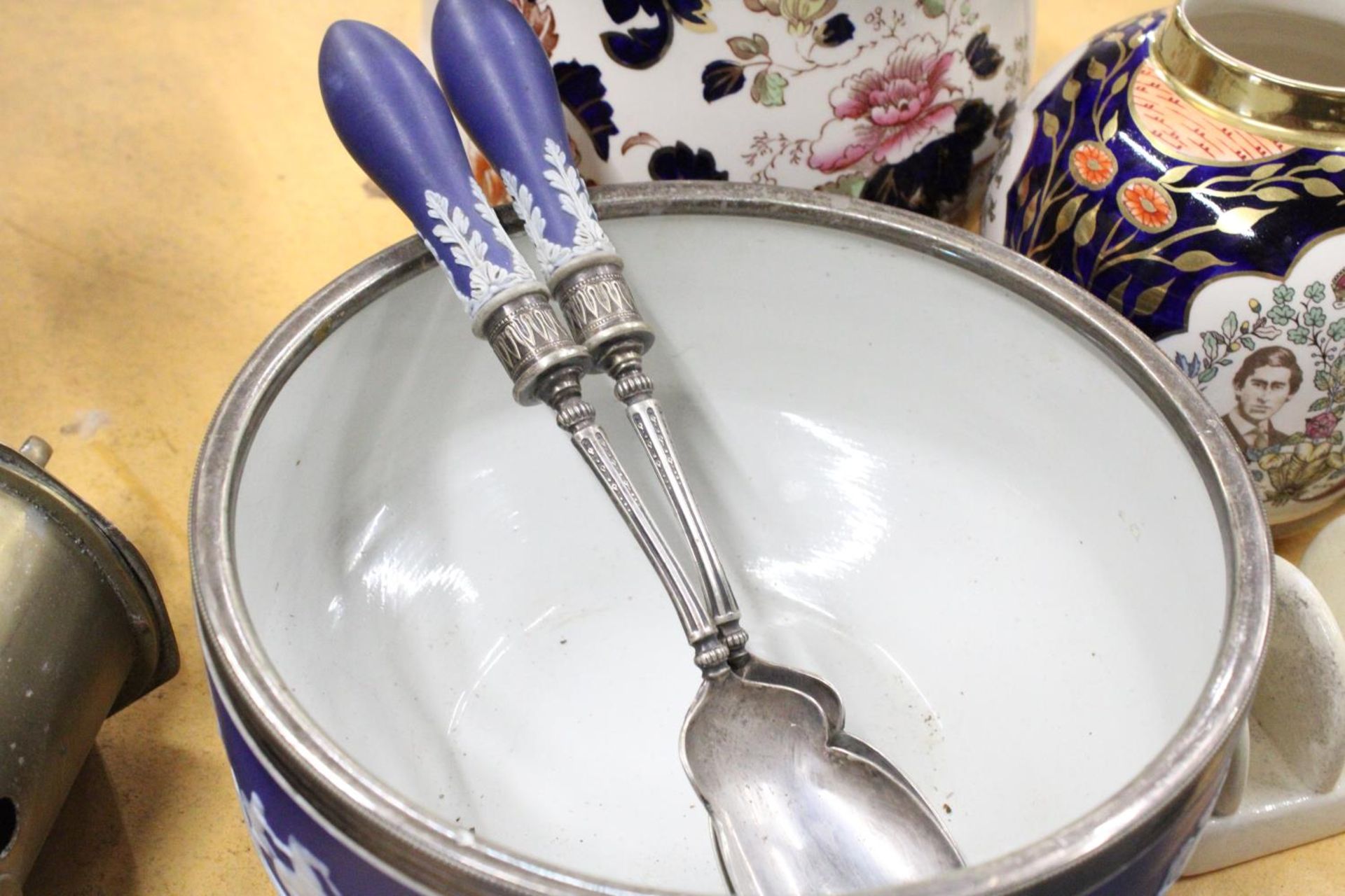 A LARGE WEDGWOOD JASPERWARE STYLE BOWL WITH METAL RIM AND SERVERS, A MASON'S MANDALAY PLANTER, - Image 6 of 6