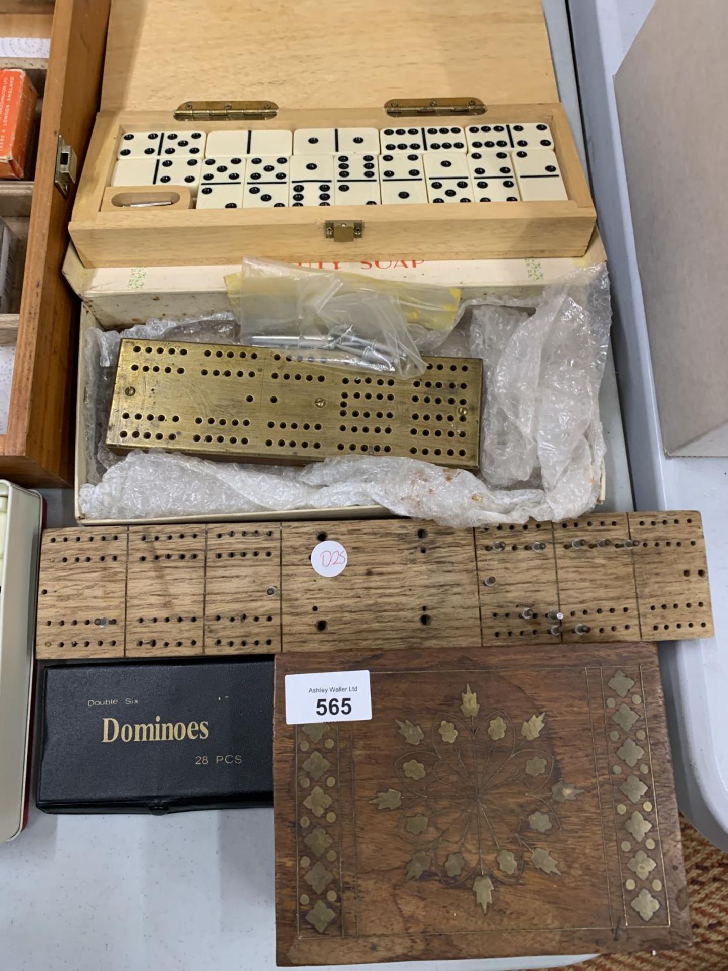 VARIOUS SETS OF DOMINOS, SCORE BOARDS AND PEGS, CARDS AND CHESS - Bild 2 aus 6