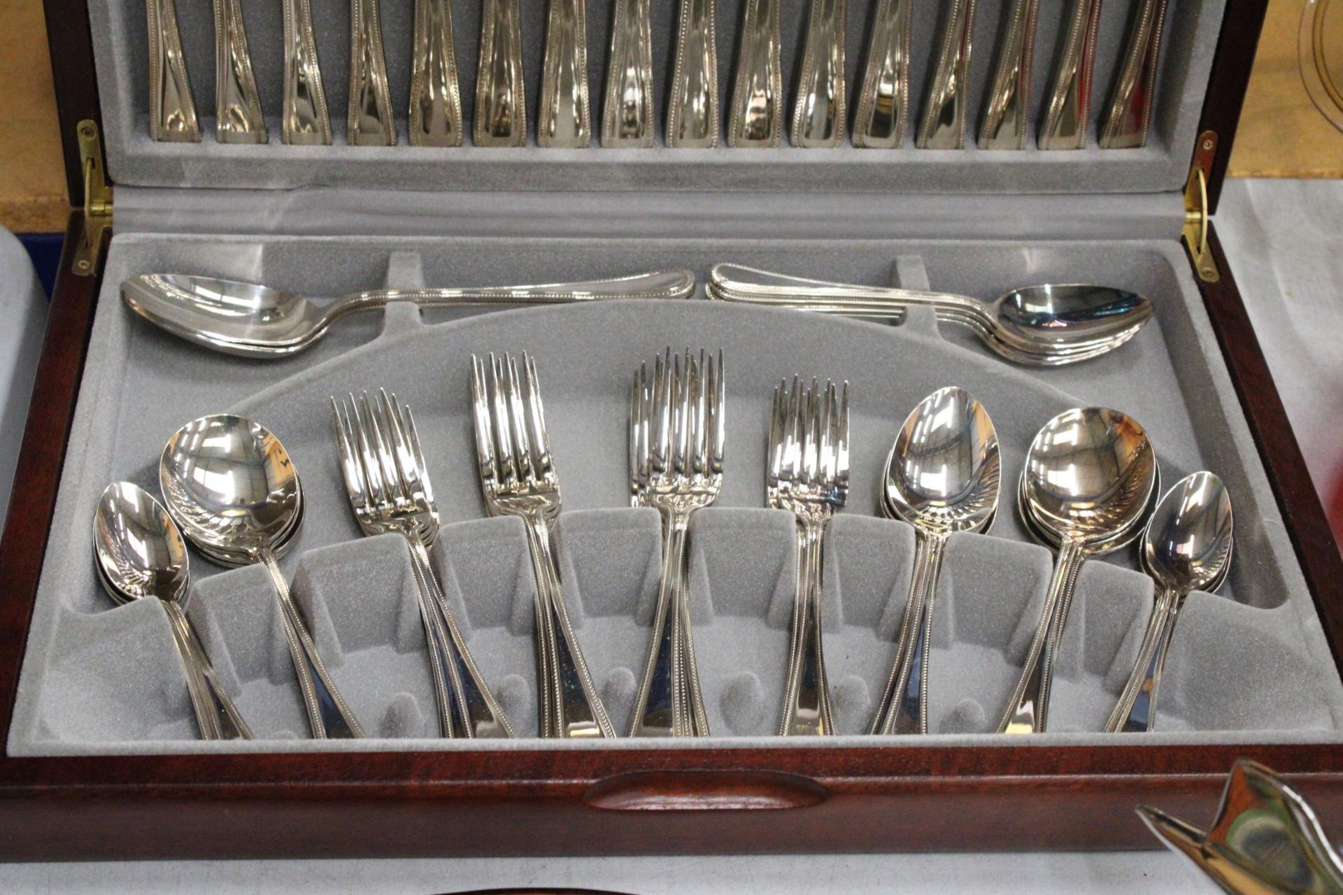 A VINERS TRADITIONAL BEAD 58 PIECE CANTEEN OF CUTLERY FOR 8 PERSONS GUILD SILVER COLLECTION IN CASED - Image 3 of 9