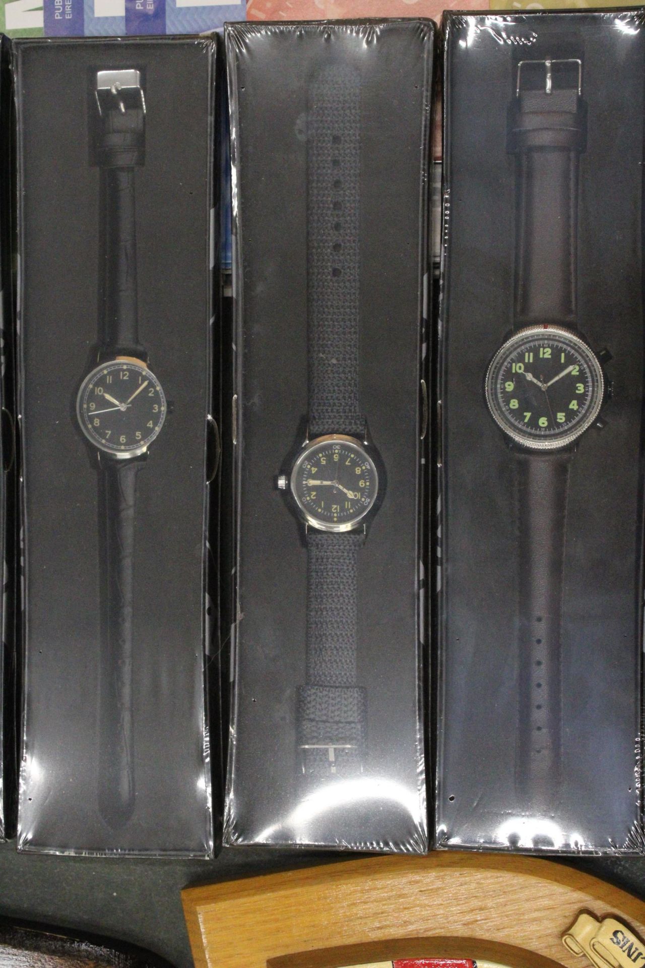 A SELECTION OF MILITARIAN WATCHES TOGETHER WITH A COLLECTION OF MILITARY WATCH MAGAZINES - Image 4 of 6