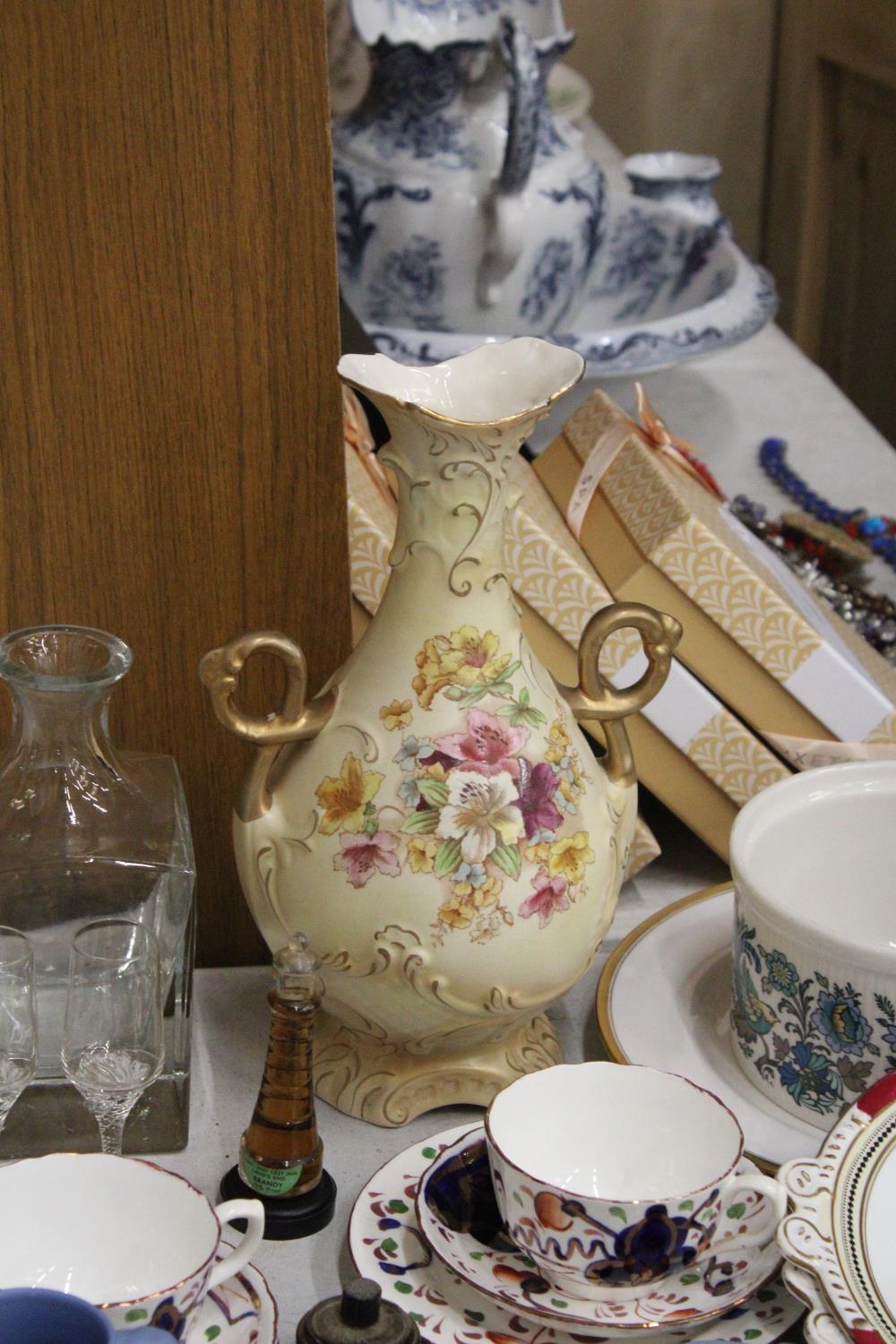 A MIXED LOT OF CERAMICS AND CHINA TO INCLUDE 'GAUDY WELSH', CUPS, SAUCERS AND PLATES, COPELAND SPODE - Image 2 of 4