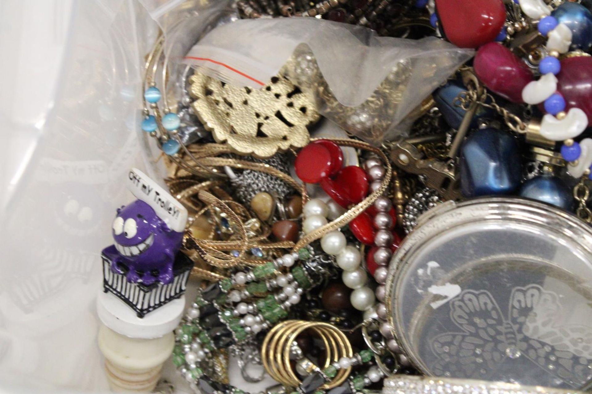 A MIXED LOT OF COSTUME JEWELLERY TO INCLUDE BRACELETS, NECKLACES, BROOCHES, RINGS ETC - Image 4 of 6