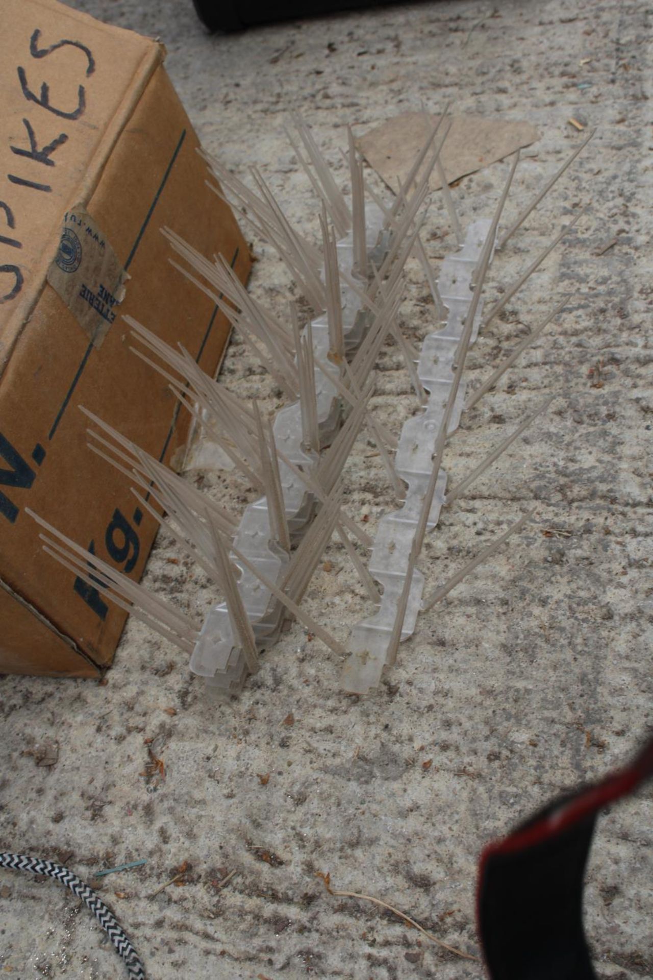 A LARGE QUANTITY OF PLASTIC BIRD SPIKES - Image 2 of 3