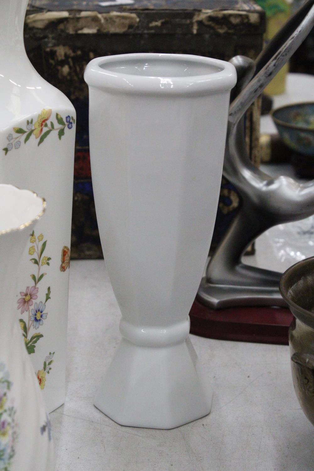 A QUANTITY OF CERAMICS TO INCLUDE TWO LARGE AYNSLEY VASES, A VINTAGE BLUE AND WHITE LIDDED TUREEN - Image 5 of 5