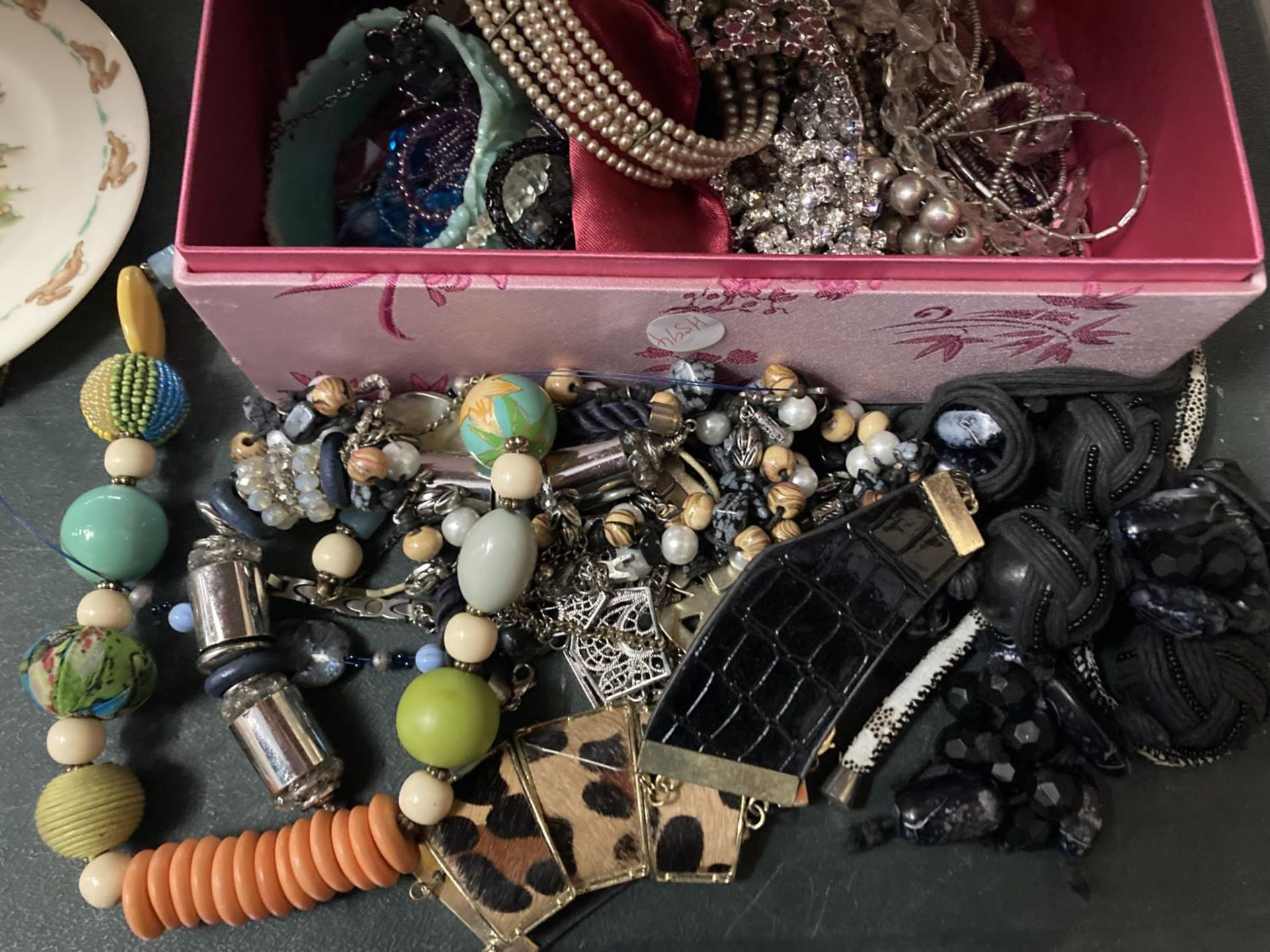 A QUANTITY OF COSTUME JEWELLERY TO INCLUDE NECKLACES, EARRINGS, ETC - Image 3 of 3
