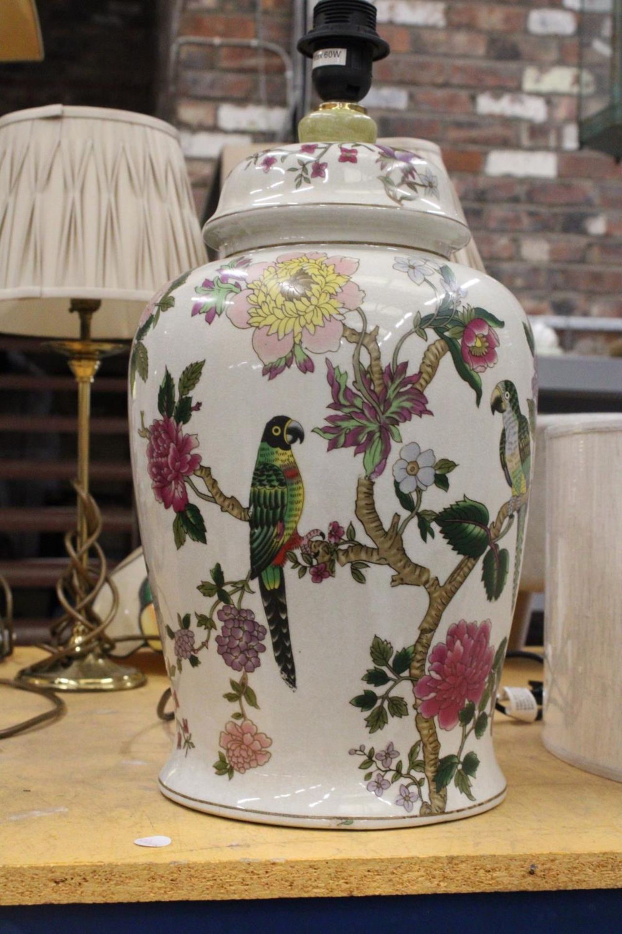 A LARGE CERAMIC TABLE LAMP WITH BIRD AND FLORAL DESIGN, WITH SHADE, HEIGHT APPROX 38CM - Image 2 of 4