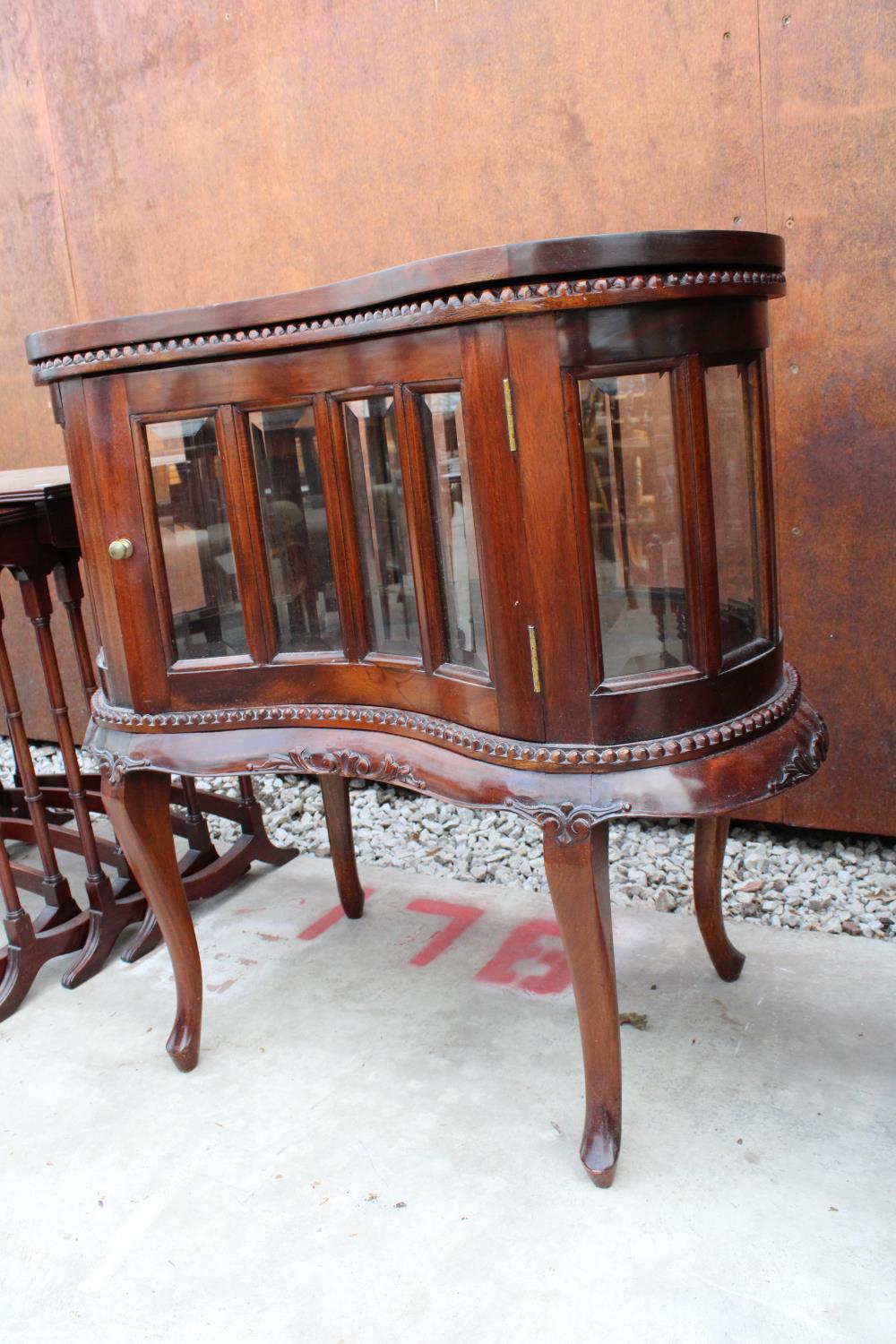 A VICTORIAN STYLE HARDWOOD KIDNEY SHAPED DRINKS CABINET WITH DETACHABLE TRAY - Image 2 of 3