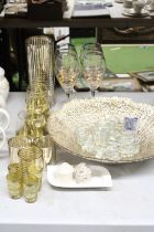 A QUANTITY OF GLASSWARE TO INCLUDE A LARGE RIBBED BOWL, GLASSES AND TUMBLERS WITH GILT BAND PATTERN,