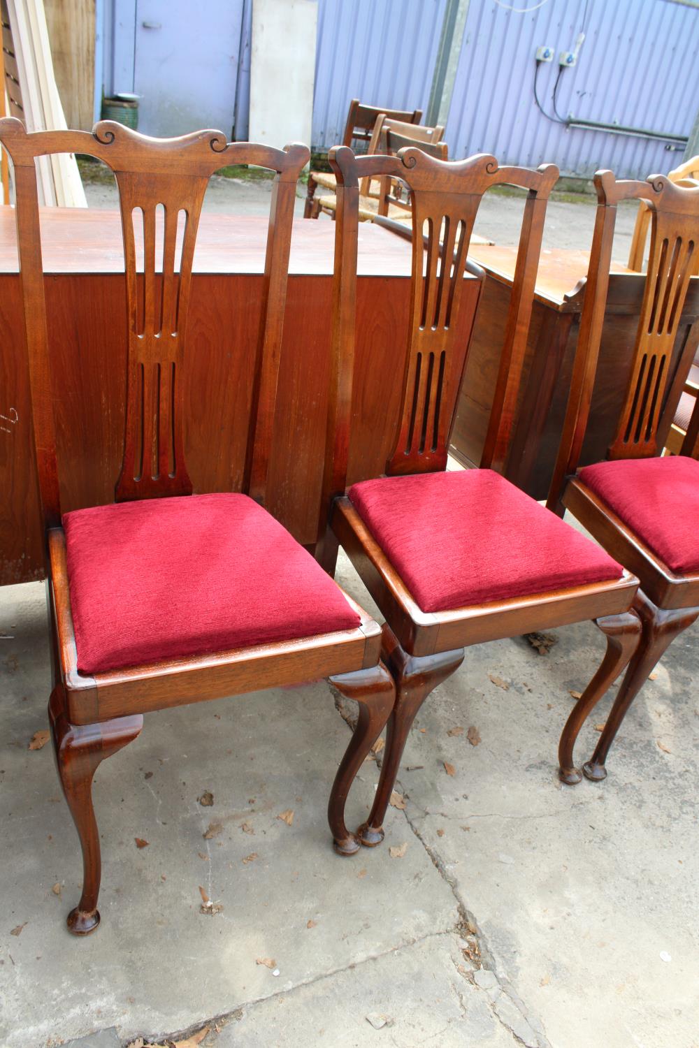 A SET OF FOUR EARLY 20TH CENTURY MAHOGANY DINING CHAIRS WITH SPLAT BACKS ON CABRIOLE LEGS - Image 2 of 2