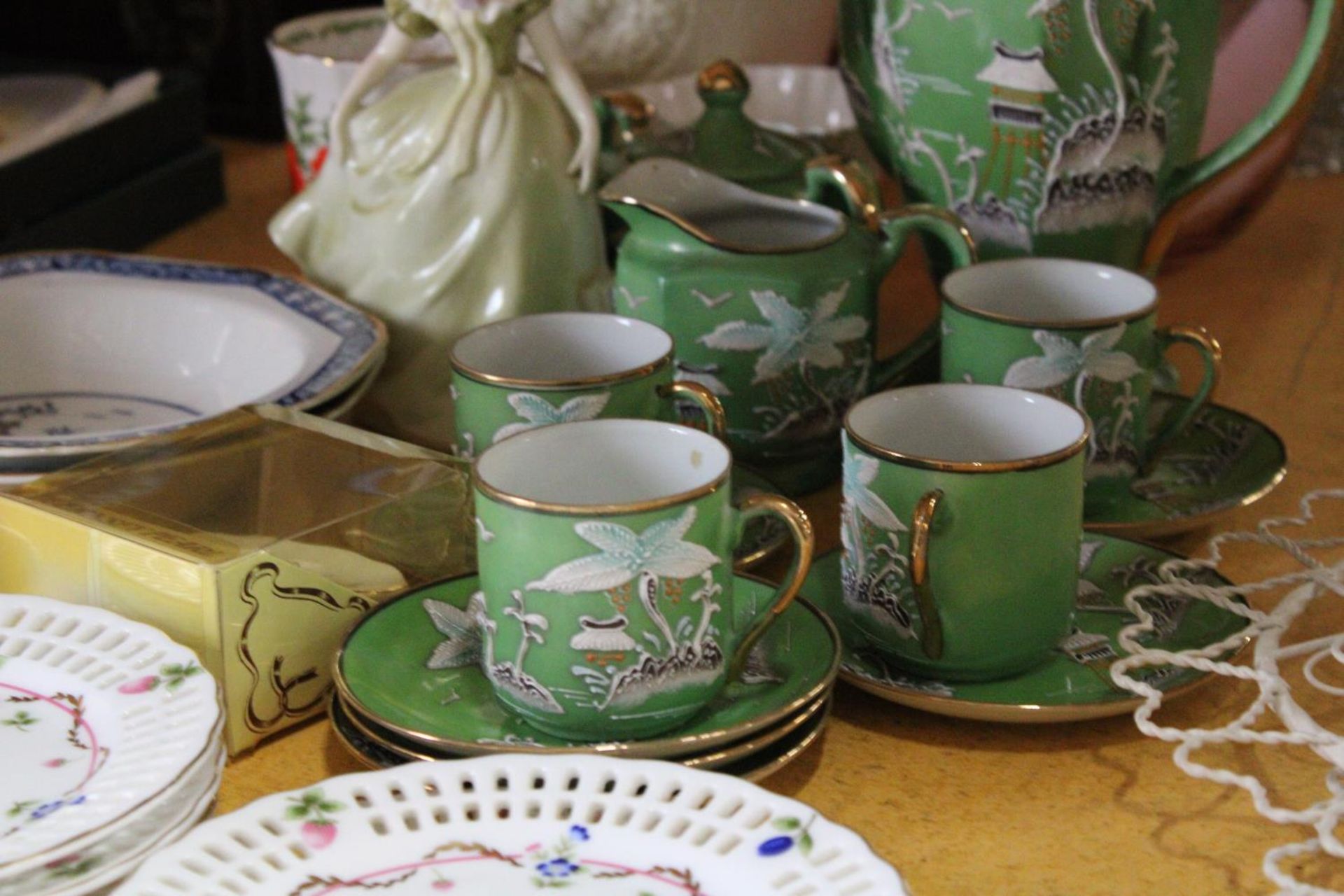 A MIXED LOT TO INCLUDE A GREEN ORIENTAL TEASET, INCLUDING A COFFEE POT, CREAM JUG, SUGAR BOWL, - Image 3 of 7
