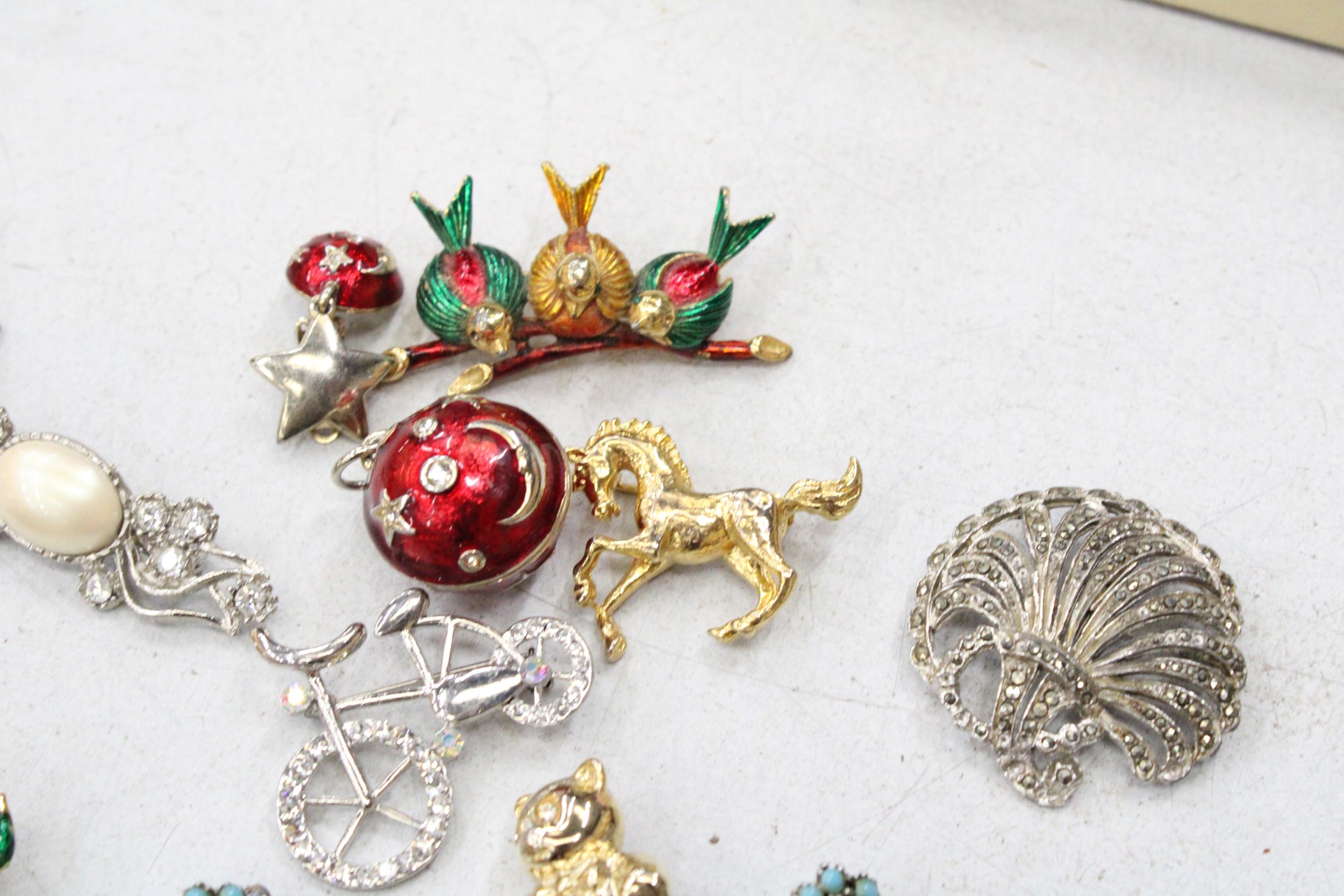 A MIXED LOT OF COSTUME JEWELLERY TO INCLUDE EIGHT BROOCHES, TWO PAIRS OF CLIP ON EARRINGS PLUS AN - Image 5 of 6